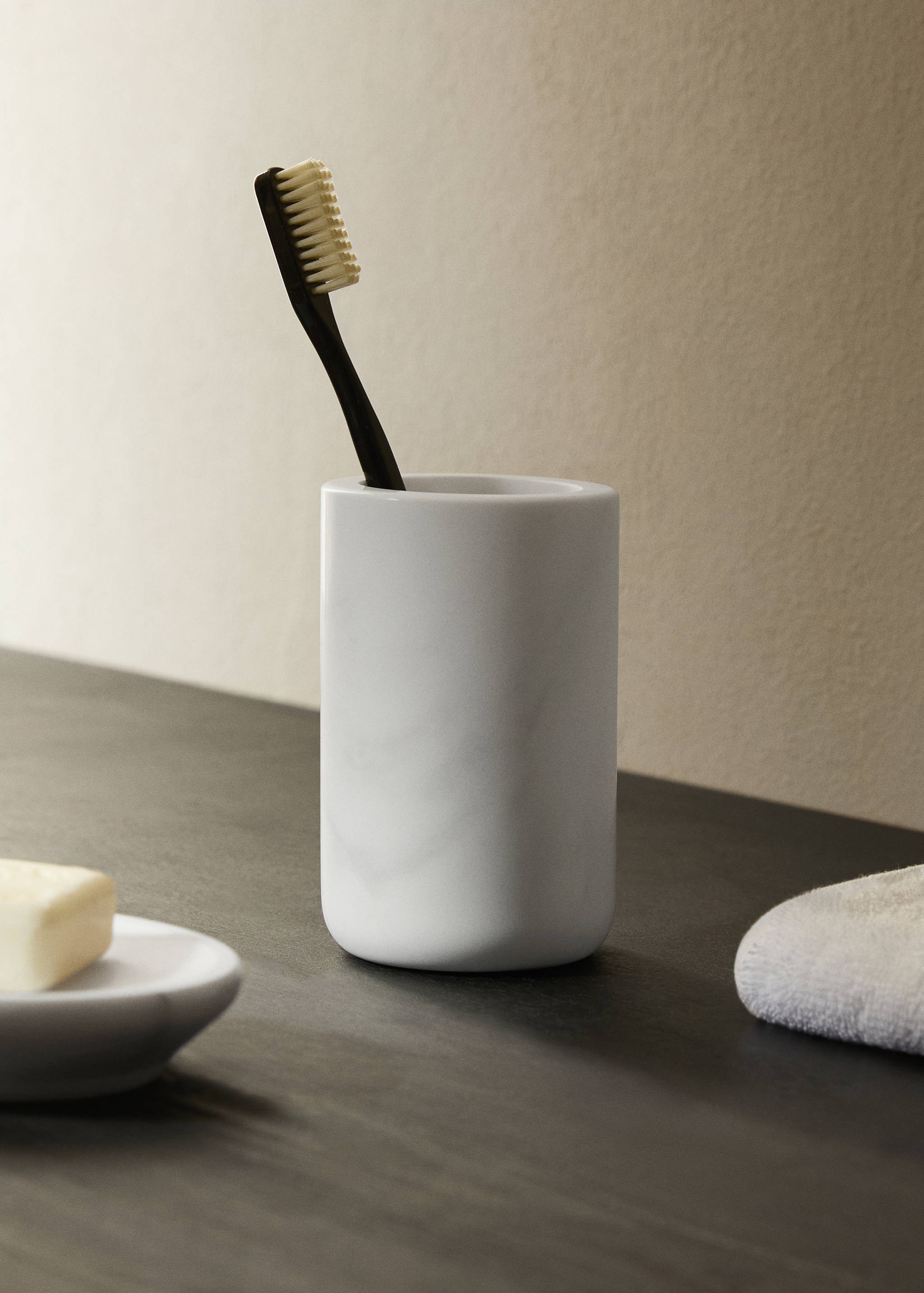 Plain marble bathroom tumbler - General plane