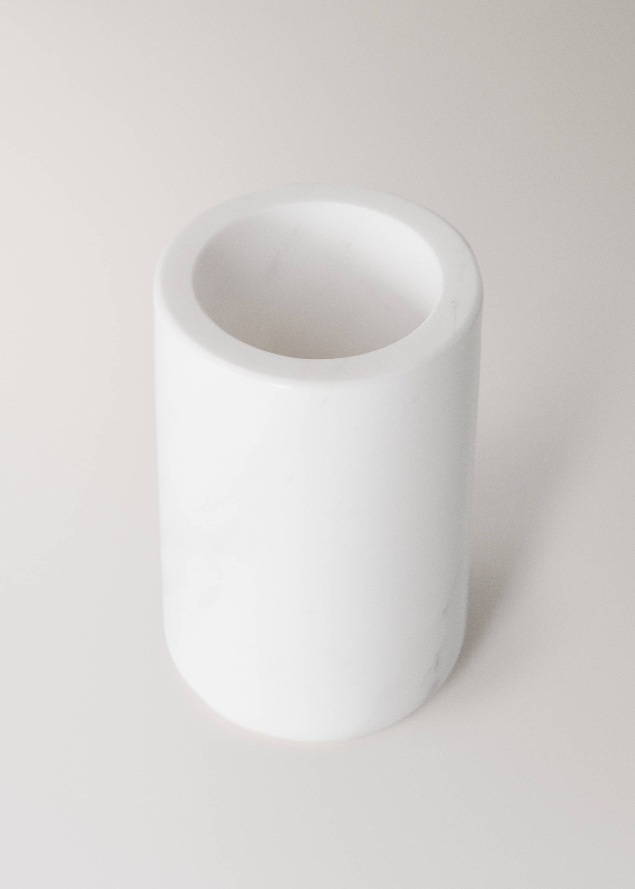 Plain marble bathroom tumbler - Details of the article 1
