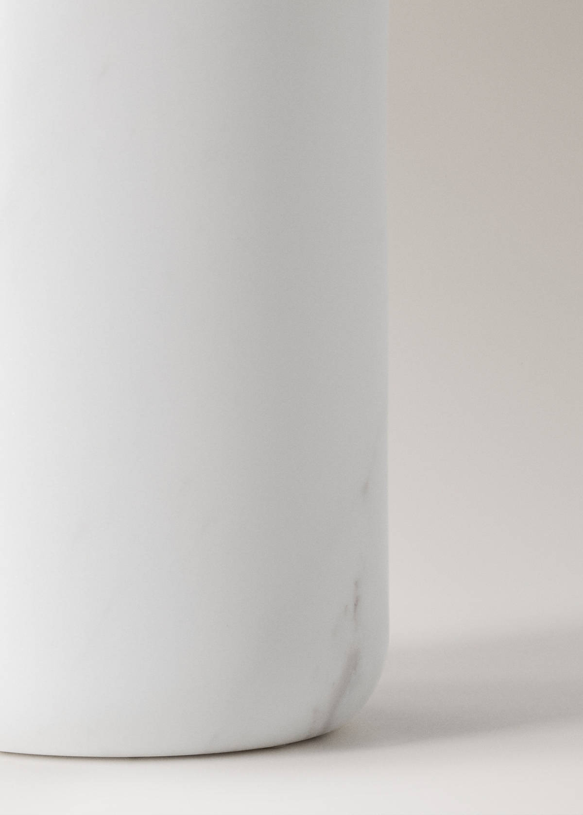 Plain marble bathroom tumbler — White
