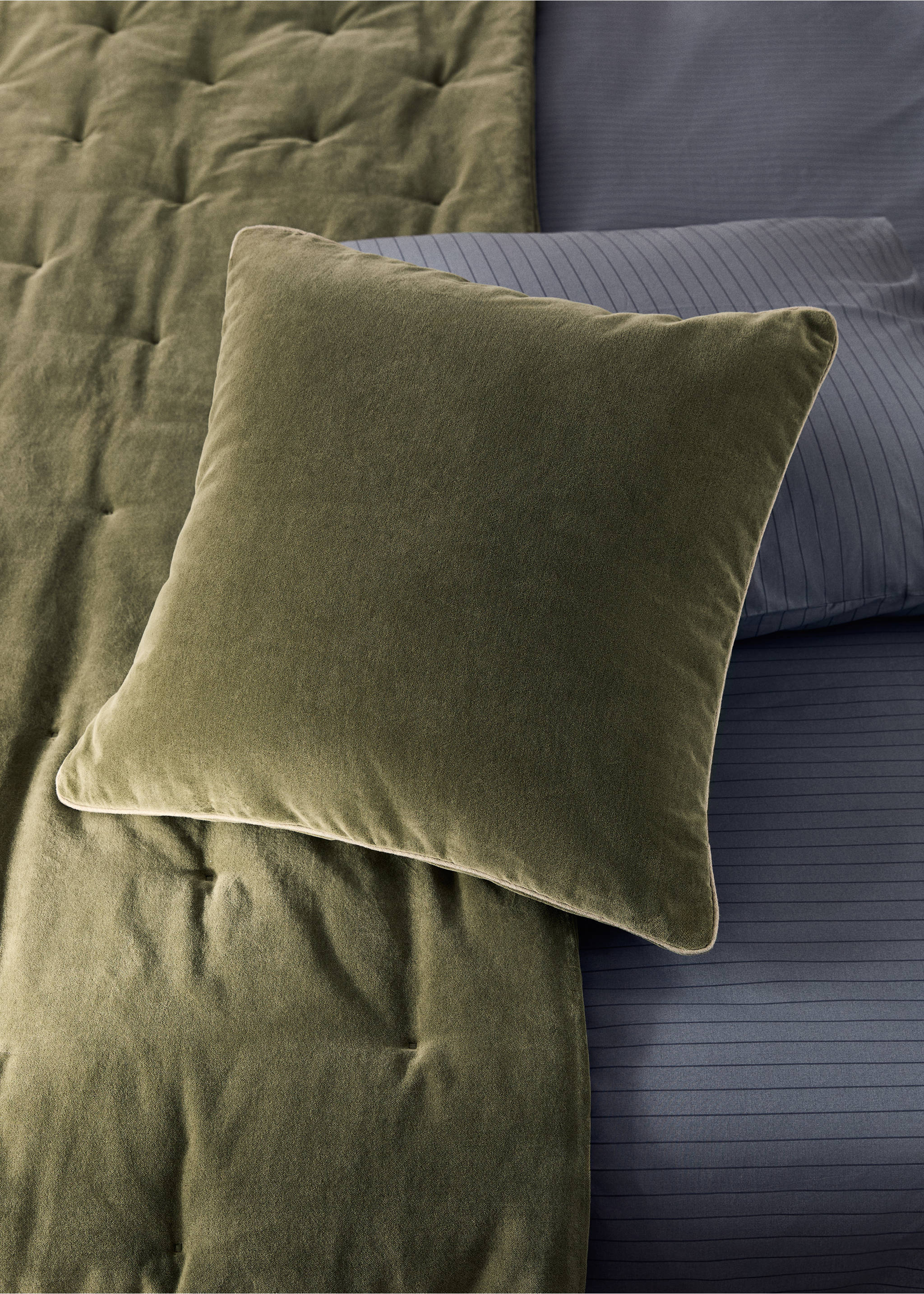 Velvet cushion cover with seam detail 50x50 cm - General plane, Medium Green. Ref: 17093806-00.
