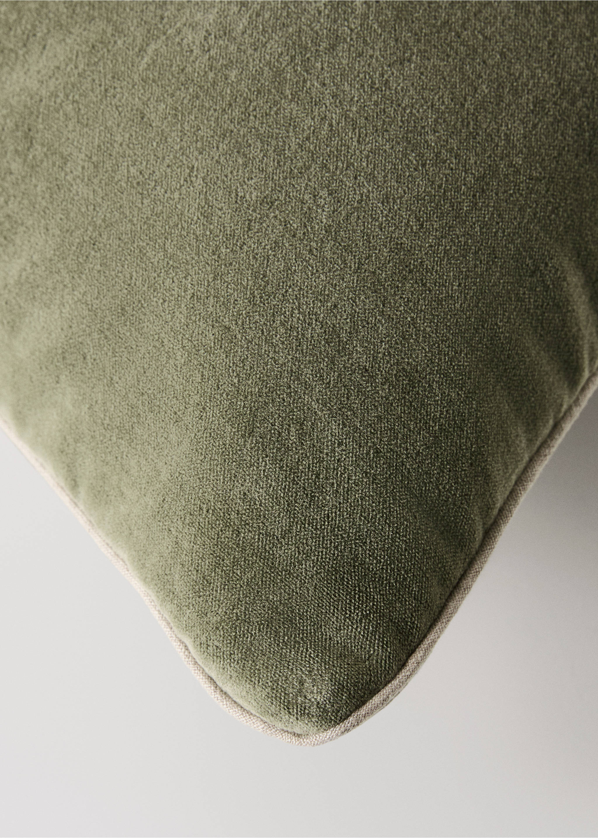 Velvet cushion cover with seam detail 50x50 cm - Details of the article 2, Medium Green. Ref: 17093806-00.