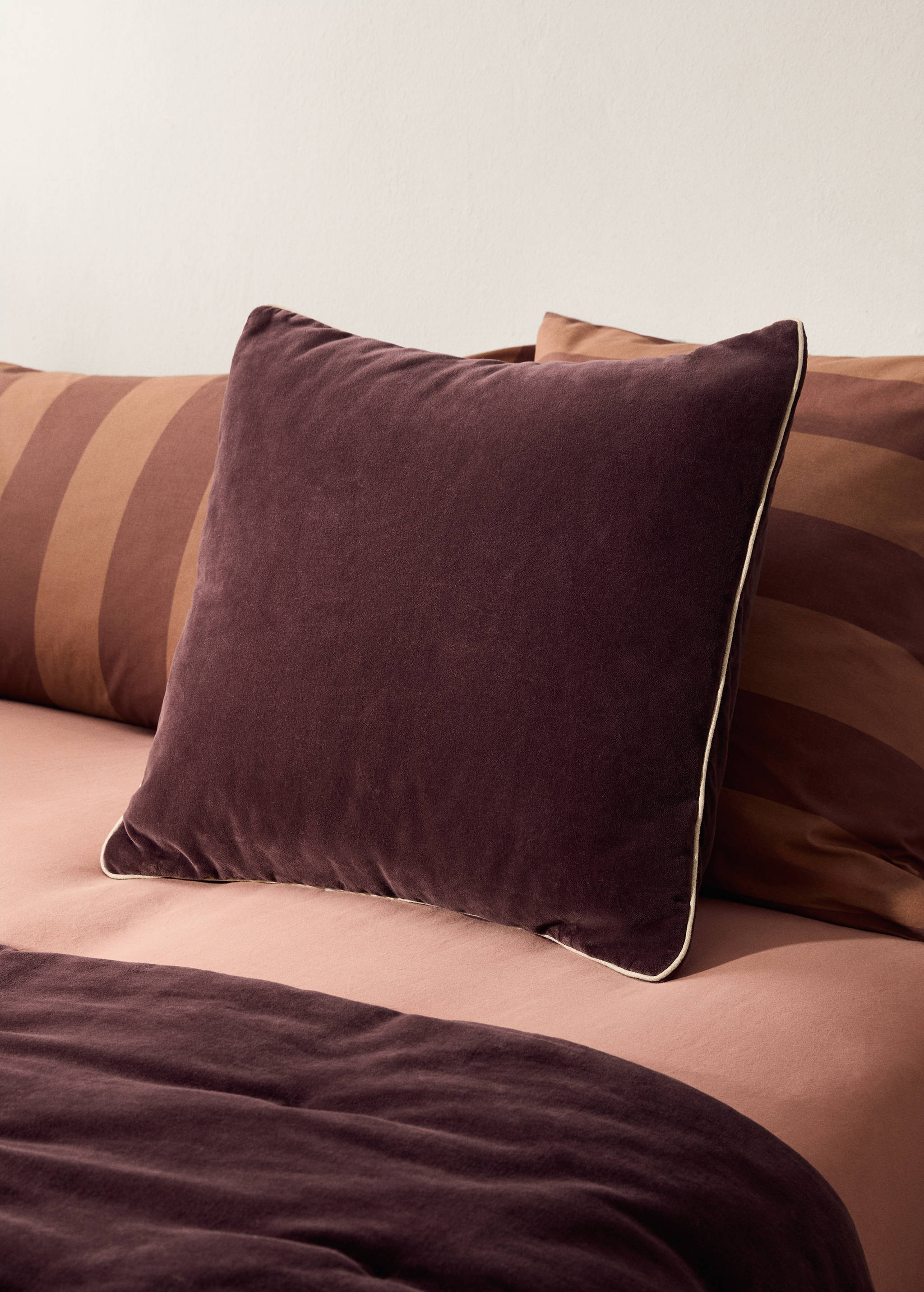 Capa de almofada decorativa de veludo com pormenor de vivo 50 x 50 cm - Plano geral