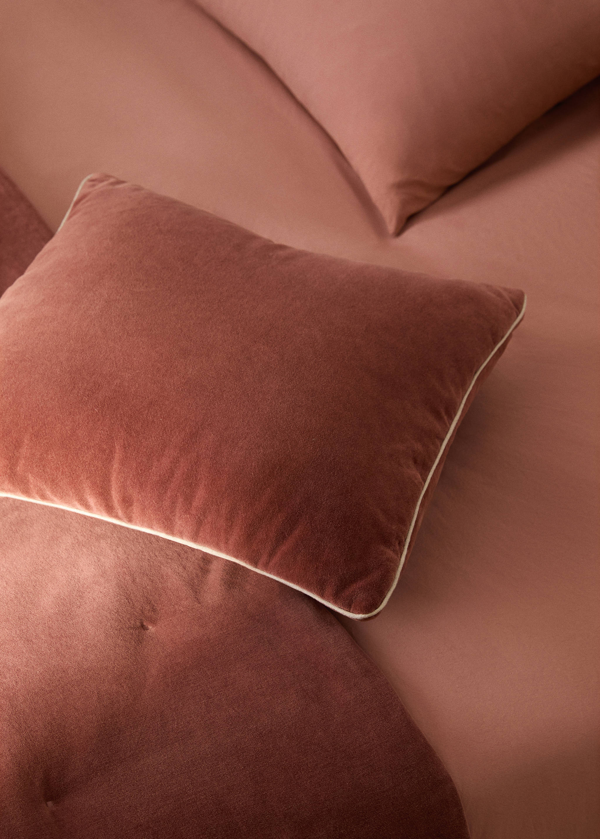 Capa de almofada decorativa de veludo com pormenor de vivo 50 x 50 cm - Plano geral