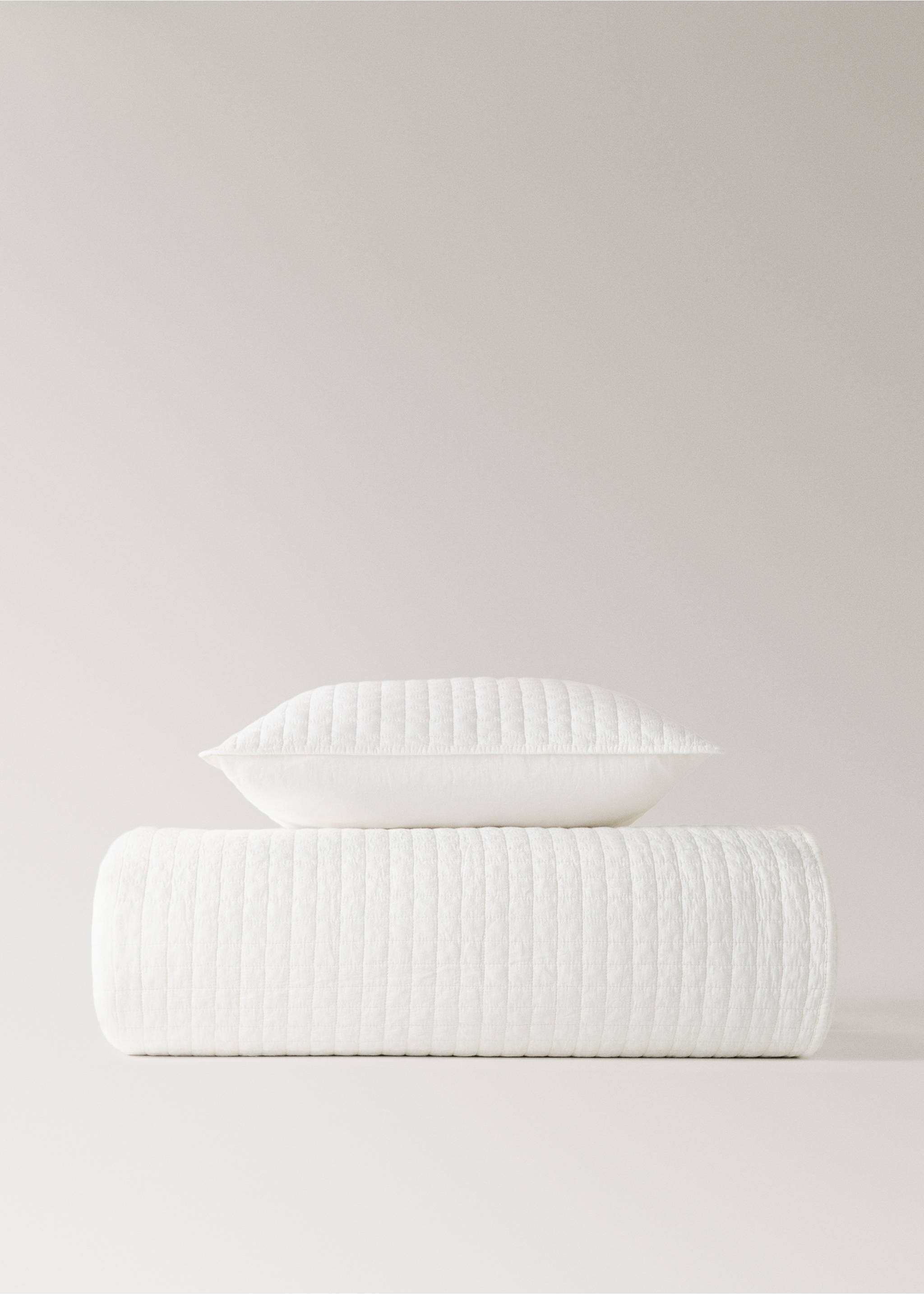 Cotton garment-dyed check bedspread for 180/200 cm bed - Details of the article 3, Ecru. Ref: 17093807-00.