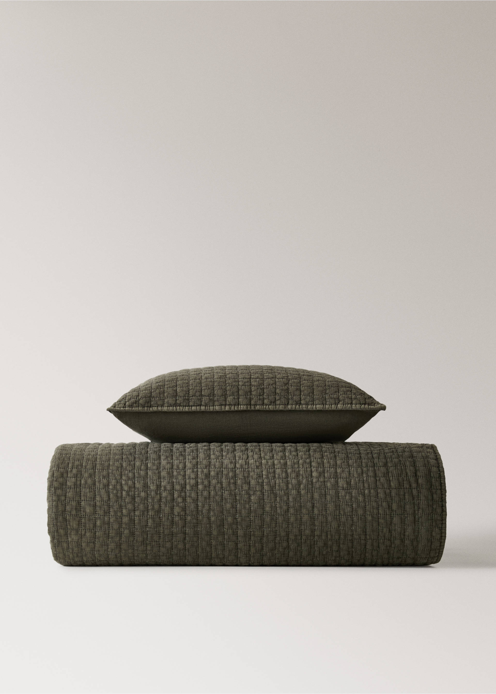 Cotton garment-dyed check bedspread for 180/200 cm bed - Details of the article 3, Olive Green. Ref: 17093807-00.