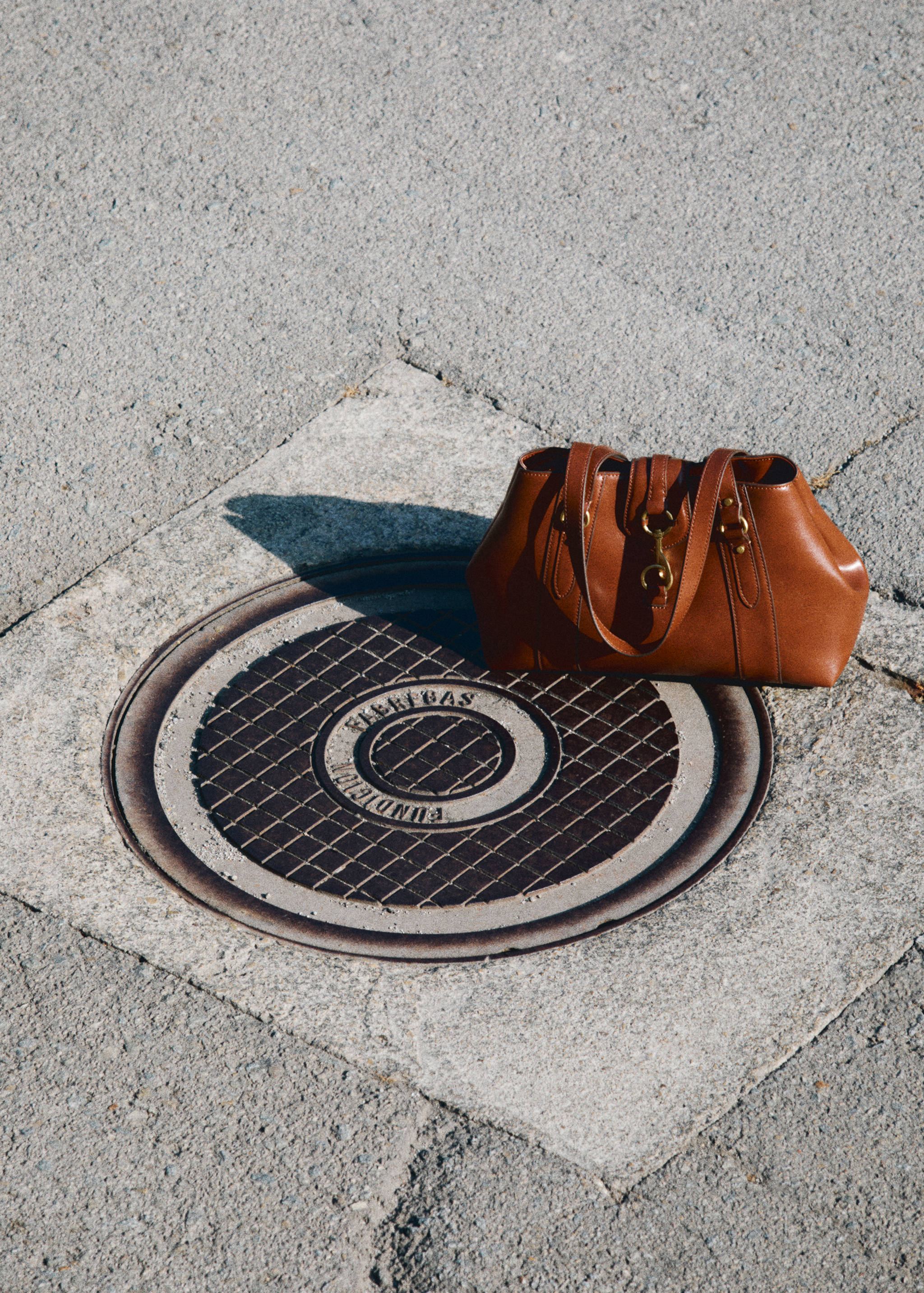 Large shoulder bag with hook fastener - Details of the article 6