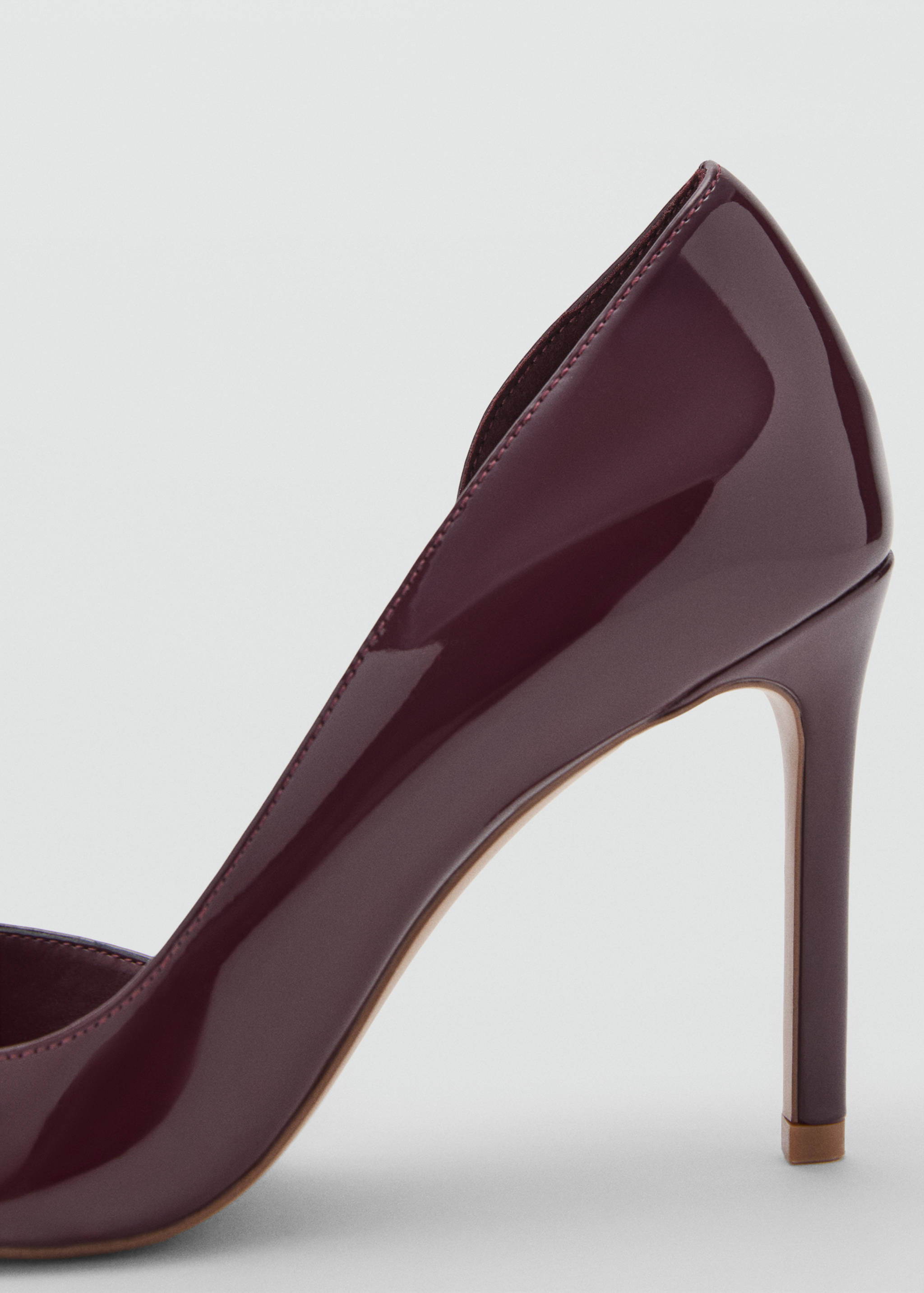 Asymmetrical patent leather court shoes - Details of the article 1