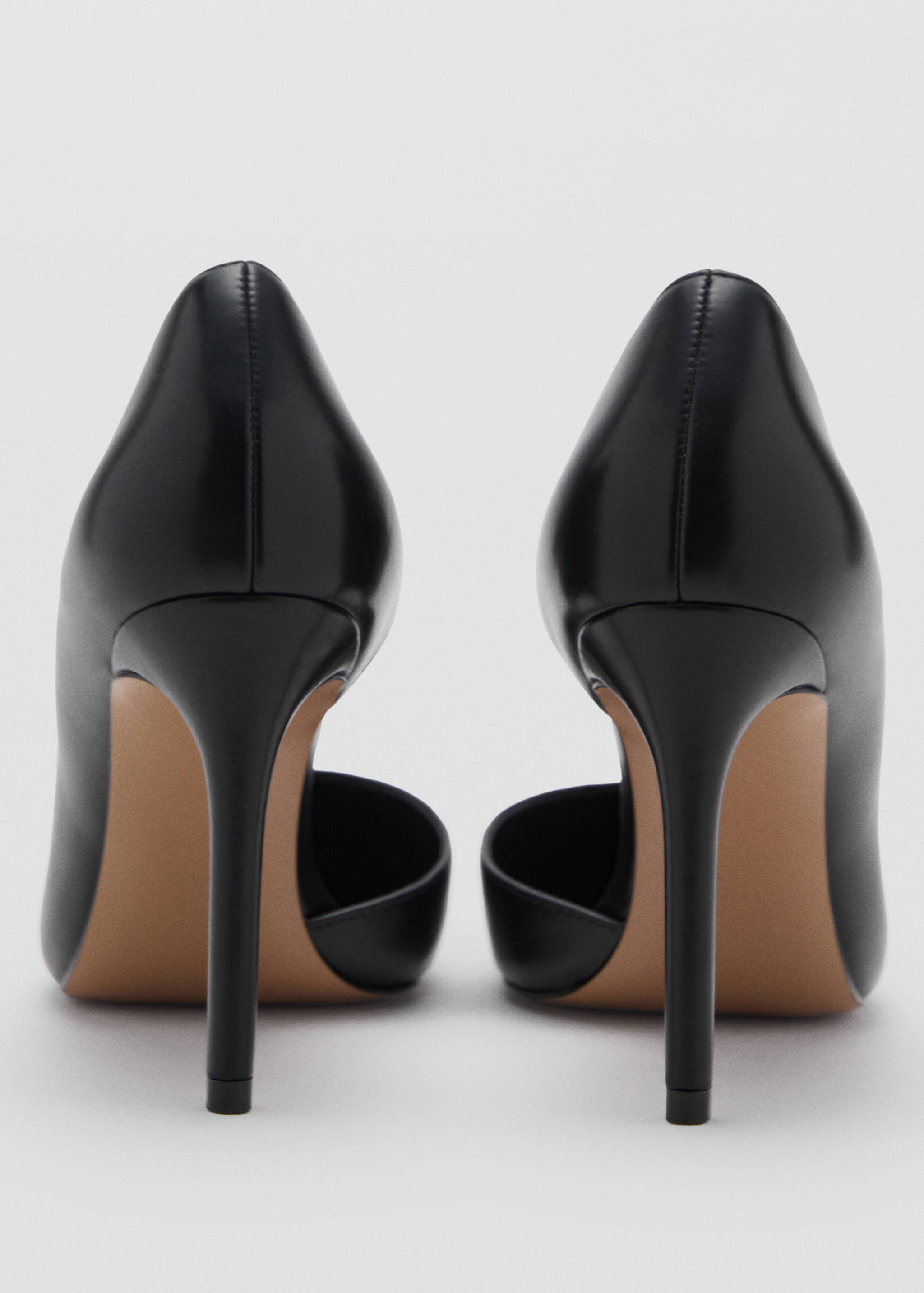 Asymmetrical heeled shoes - Details of the article 1