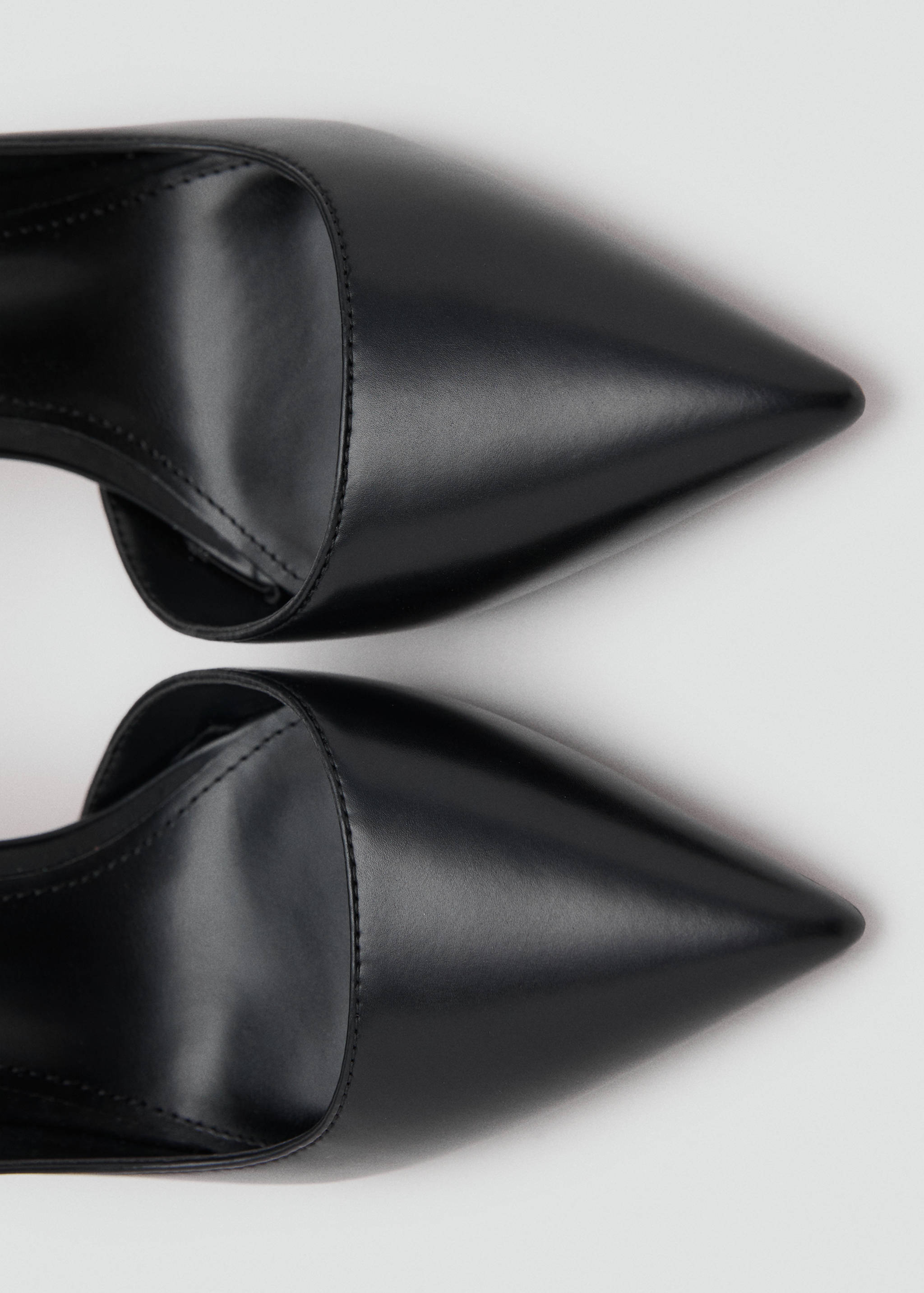 Asymmetrical heeled shoes - Details of the article 2