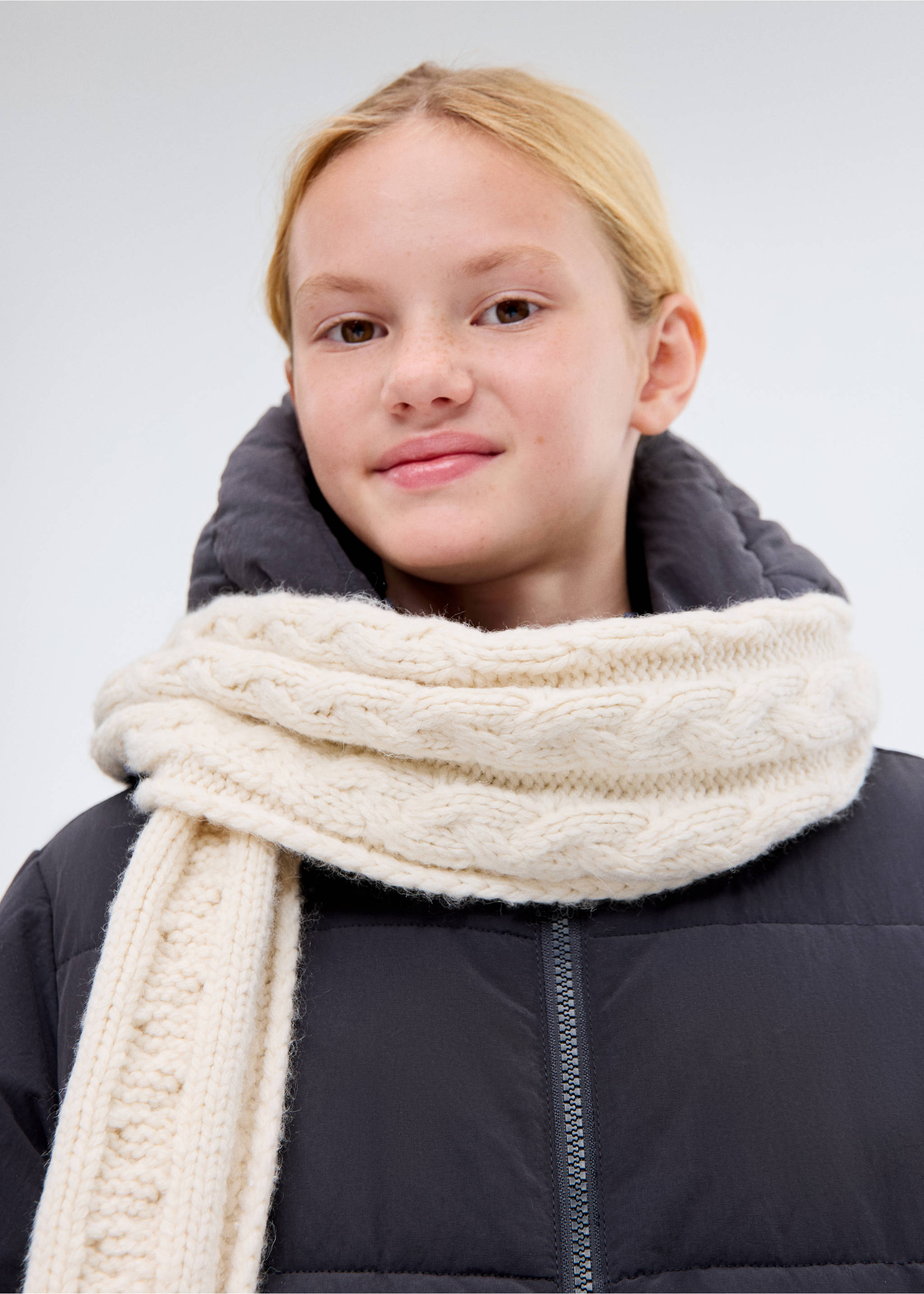 Hood puffer coat - Details of the article 1, Dark Navy. Ref: 17094069-00.