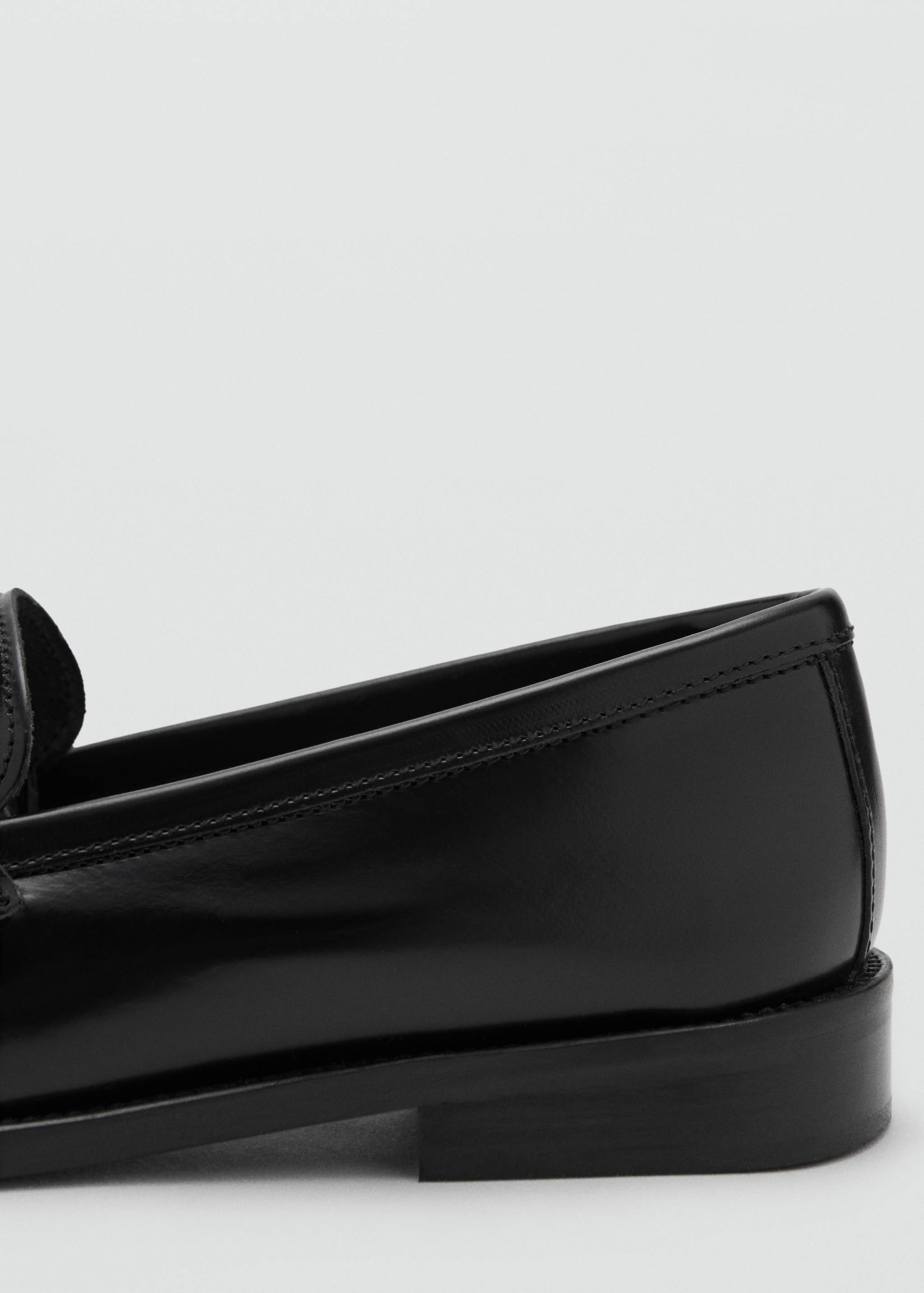 Gathered leather moccasin - Details of the article 1