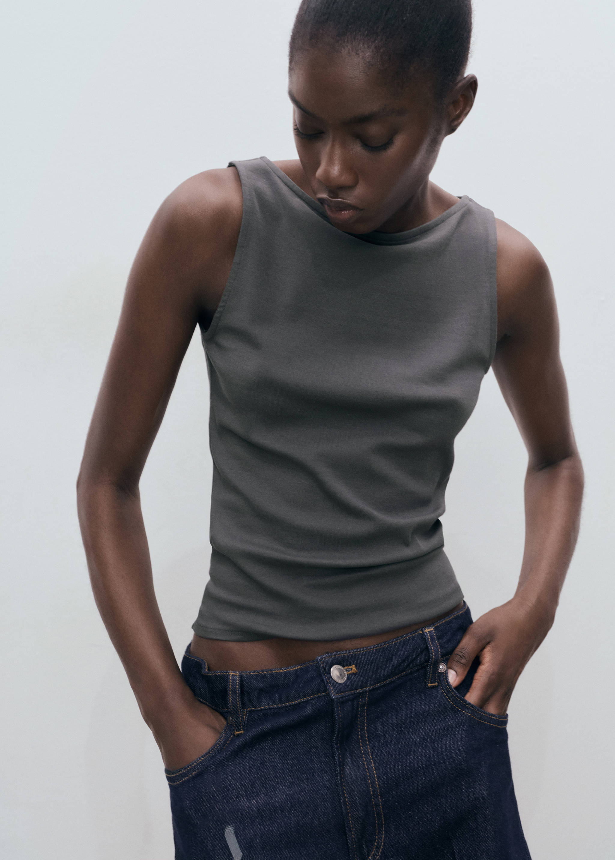 Top tirantes cuello barco - Plano medio