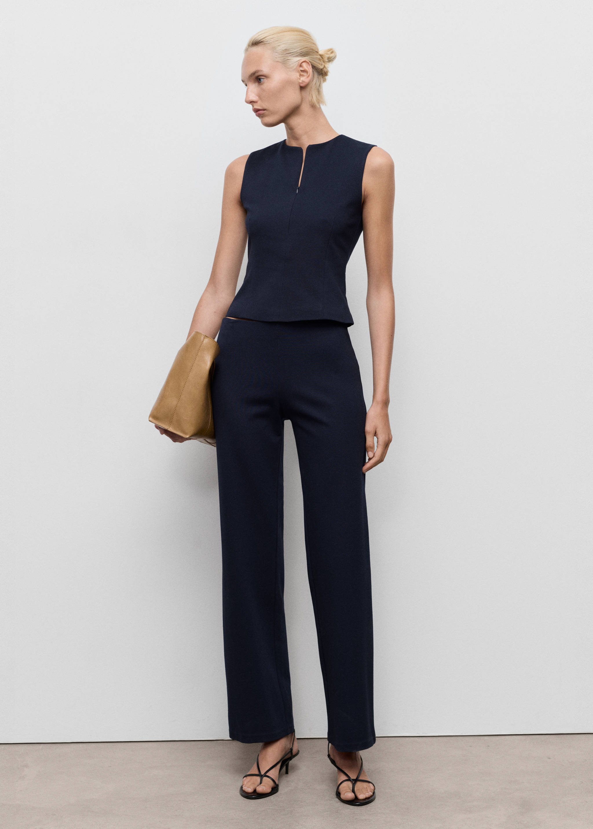 Top justo com fecho de correr - Plano geral