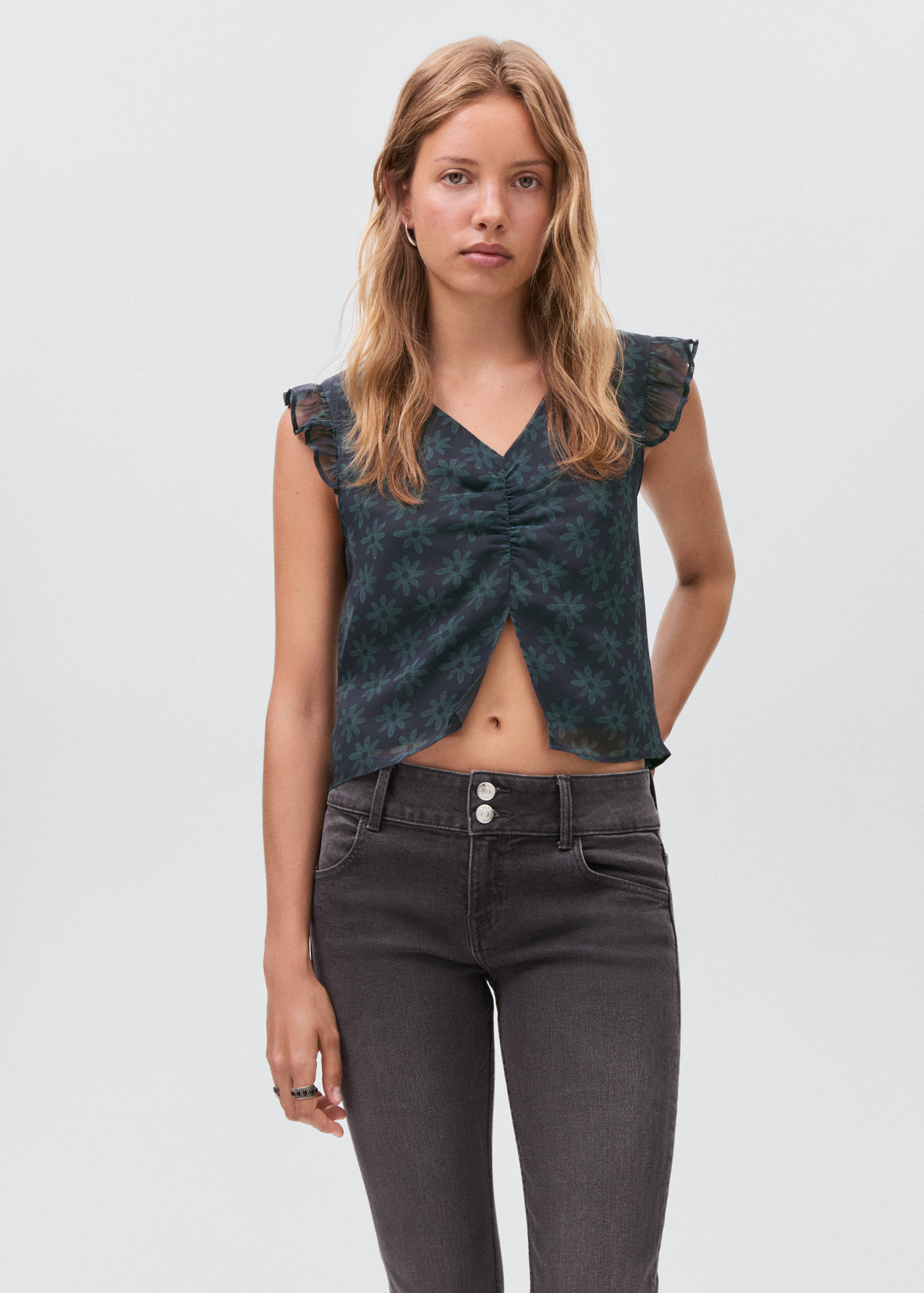 Chemisier à fleurs avec volants - Plan moyen