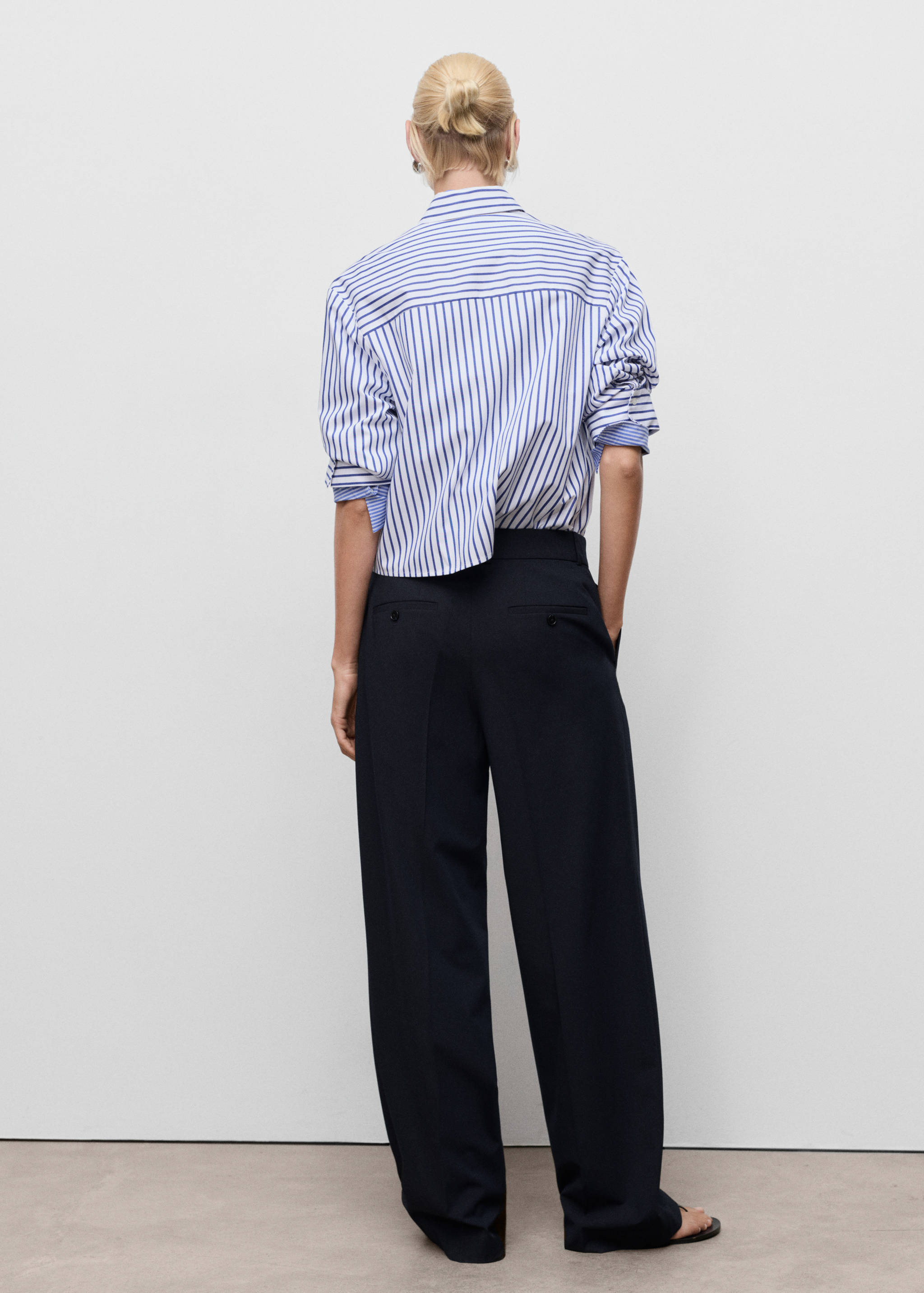 Low-rise wide leg trousers - Reverse of the article