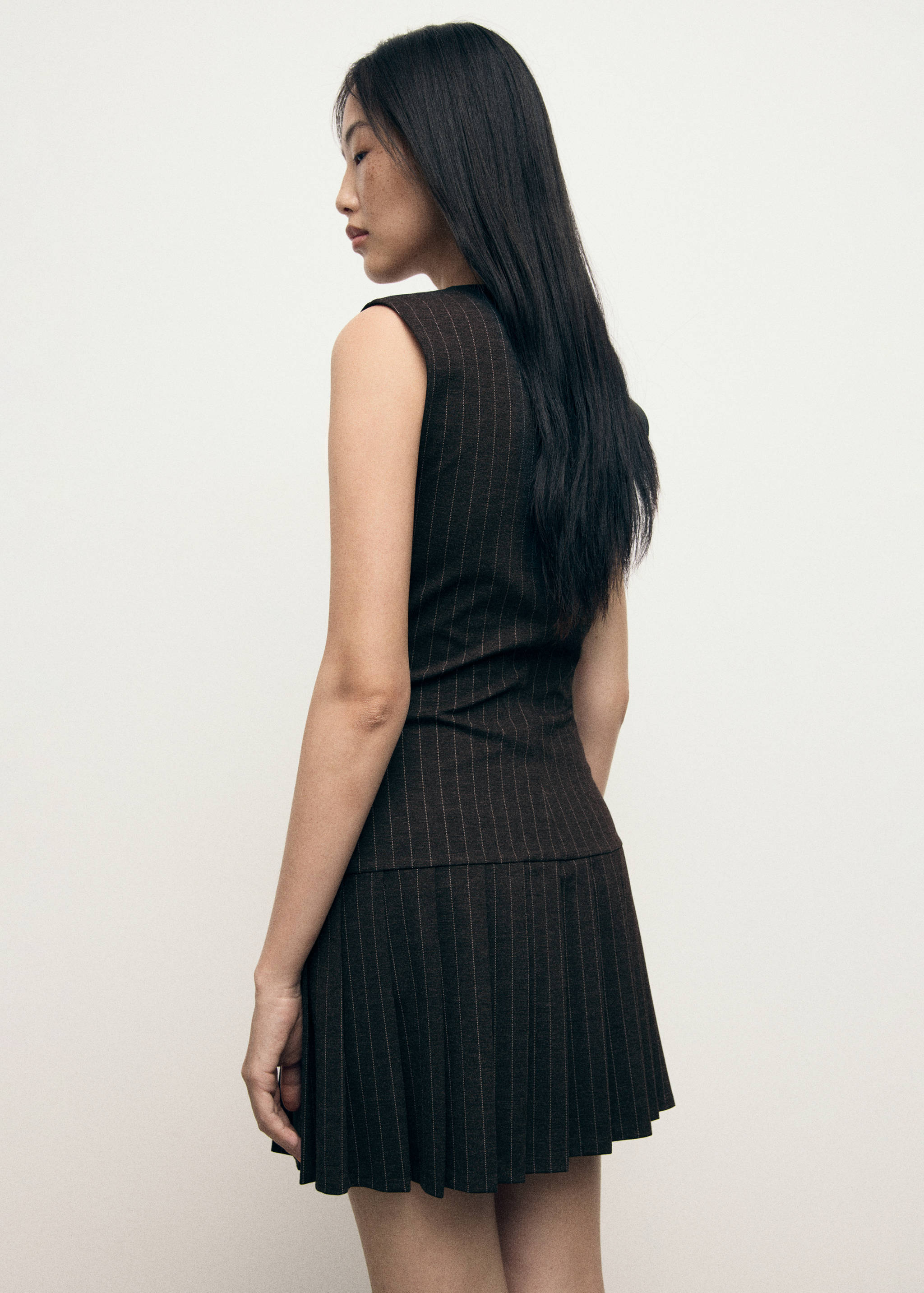 Fitted pleated dress - Reverse of the article