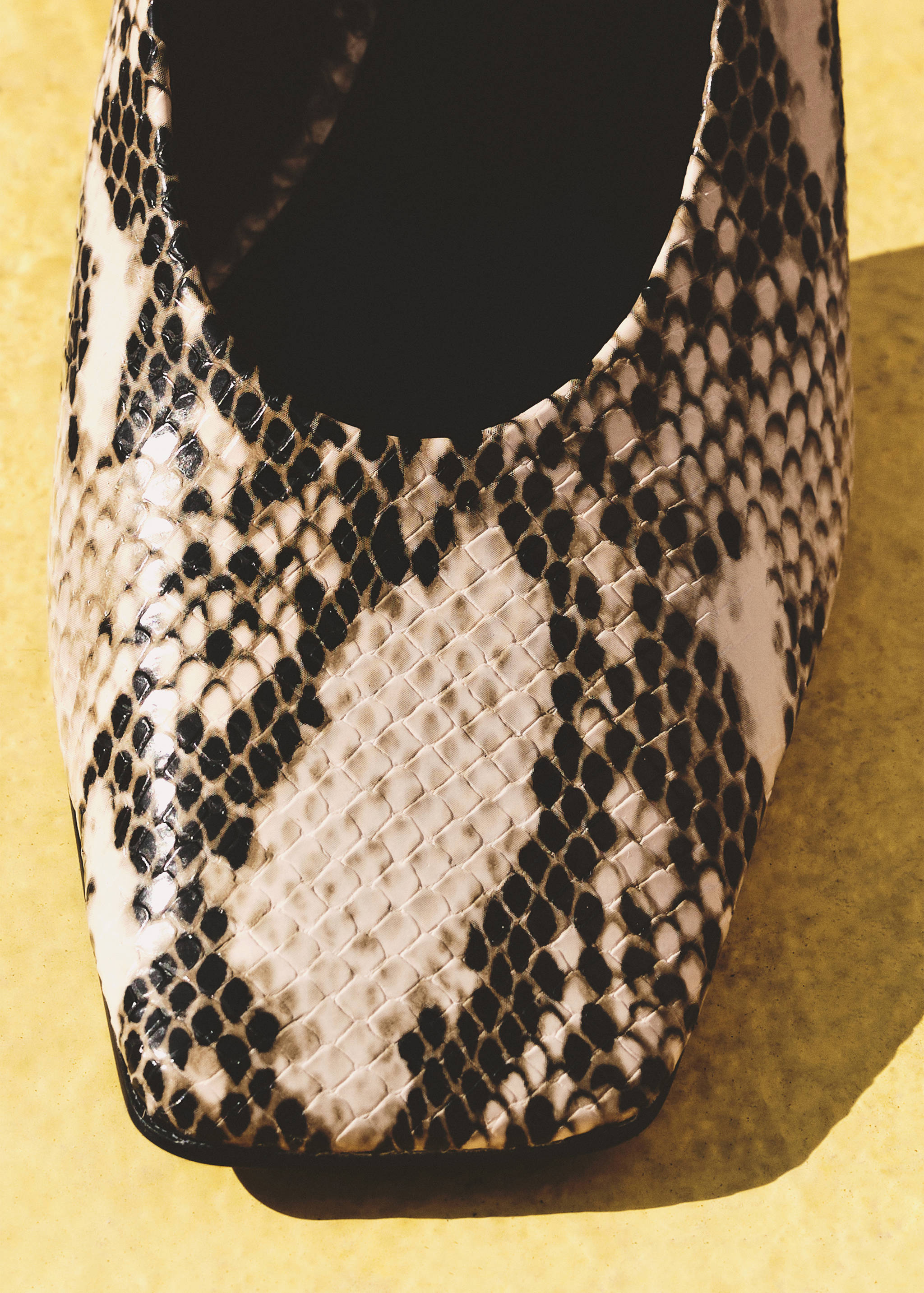 Animal-print high heeled shoes - General plane