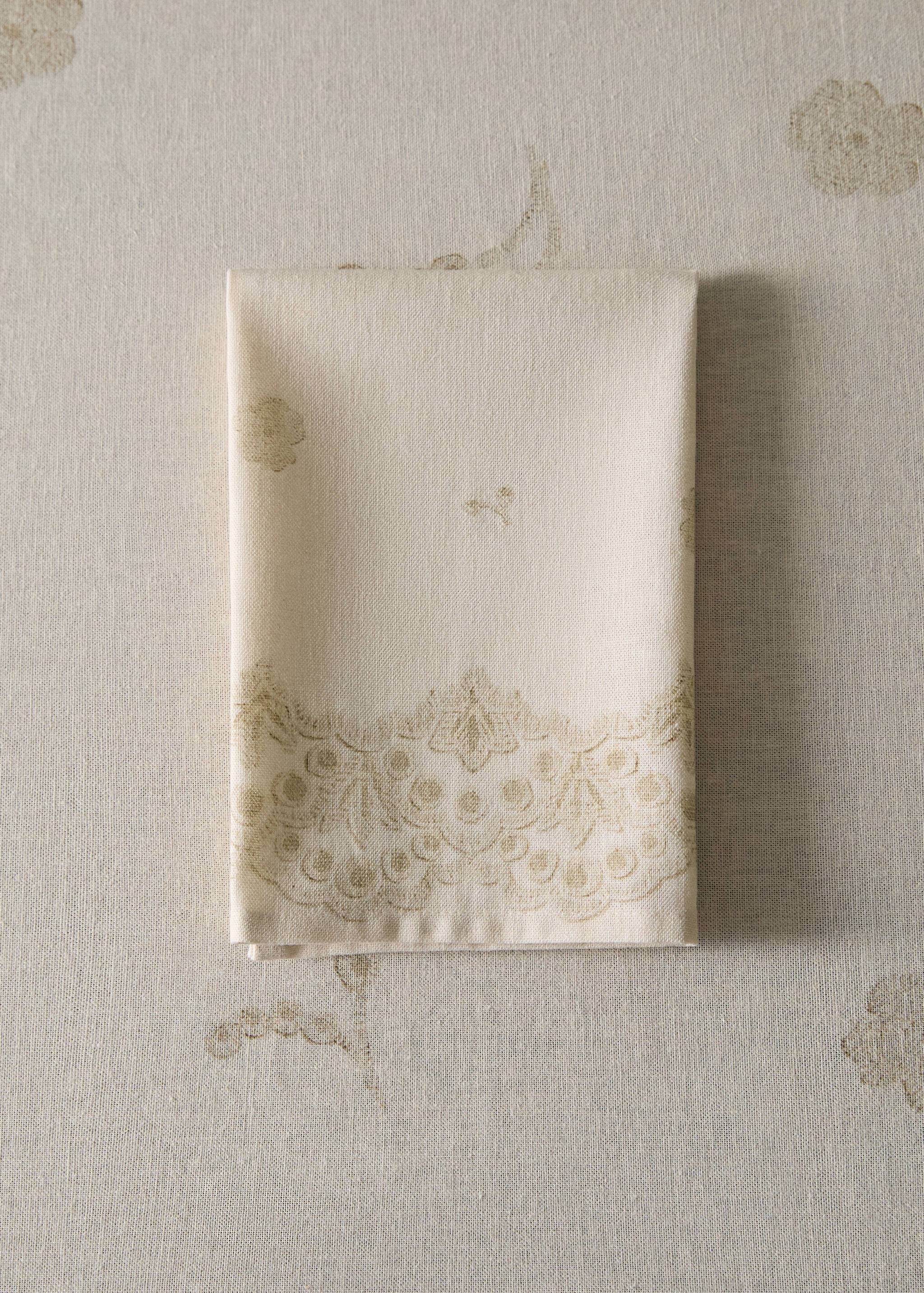 Serwetki lniane z motywem kwiatowym - Plan ogólny