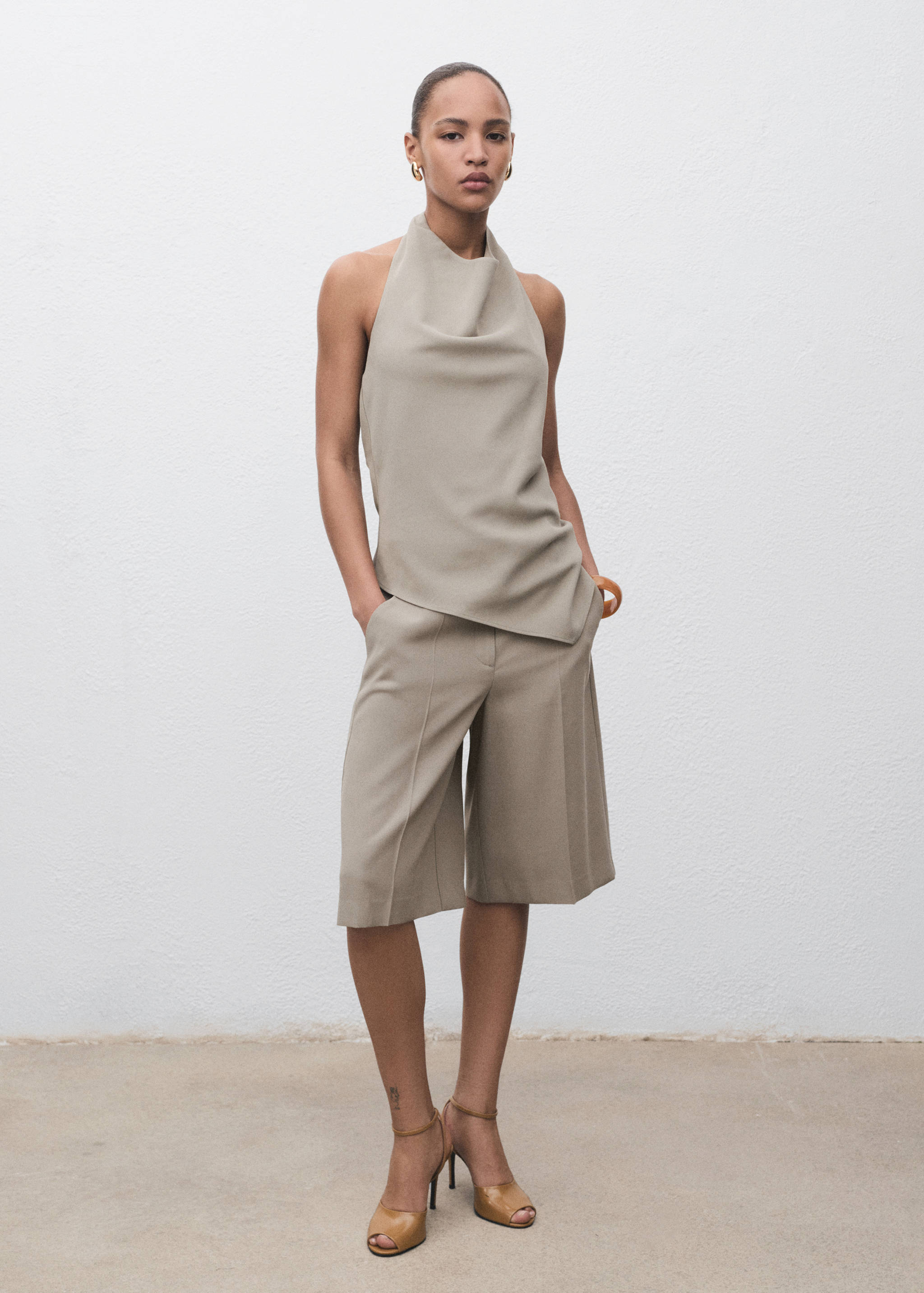 Calções de fato com cintura média - Plano geral