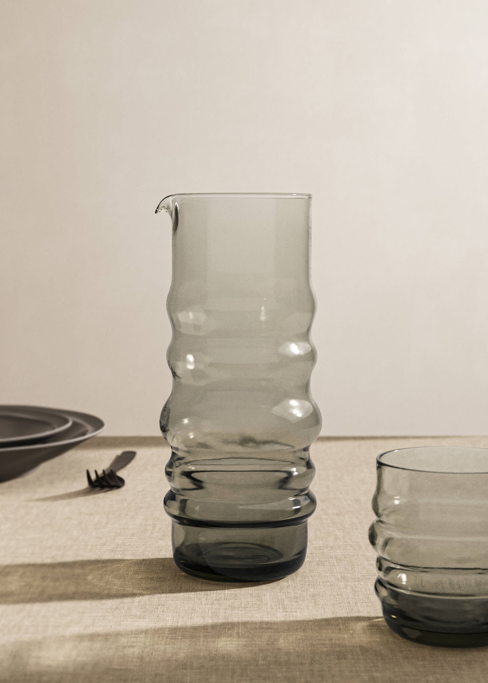 Smoked borosilicate vase with wave design - General plane