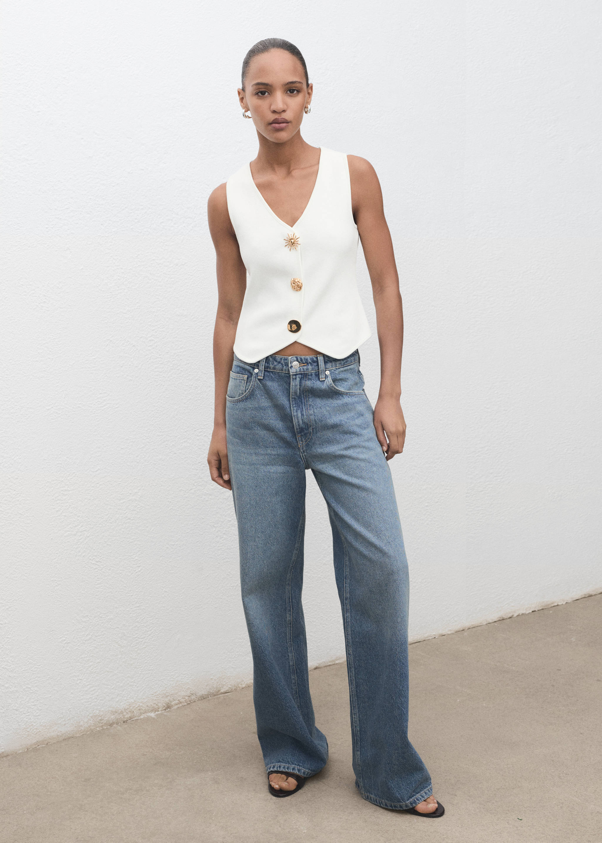 Knitted vest with jewel buttons - General plane