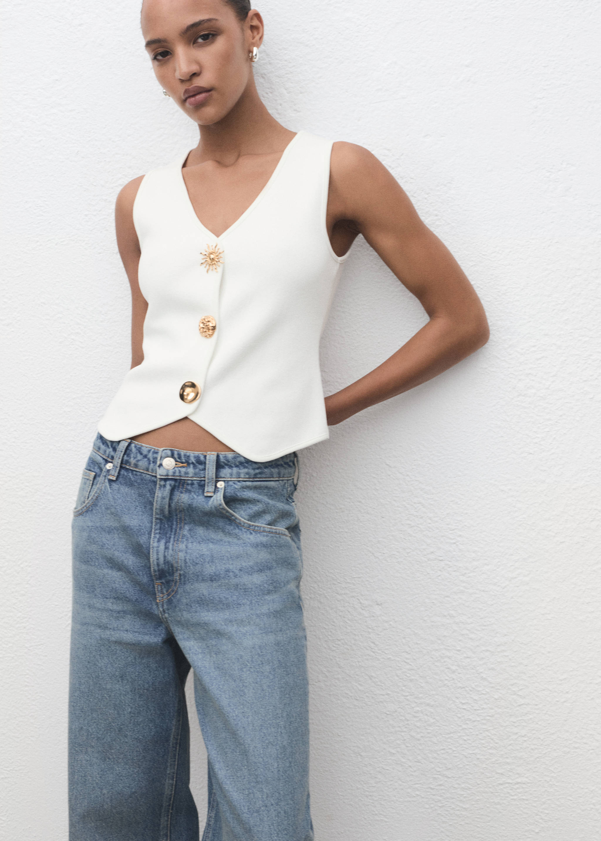 Knitted vest with jewel buttons - Medium plane