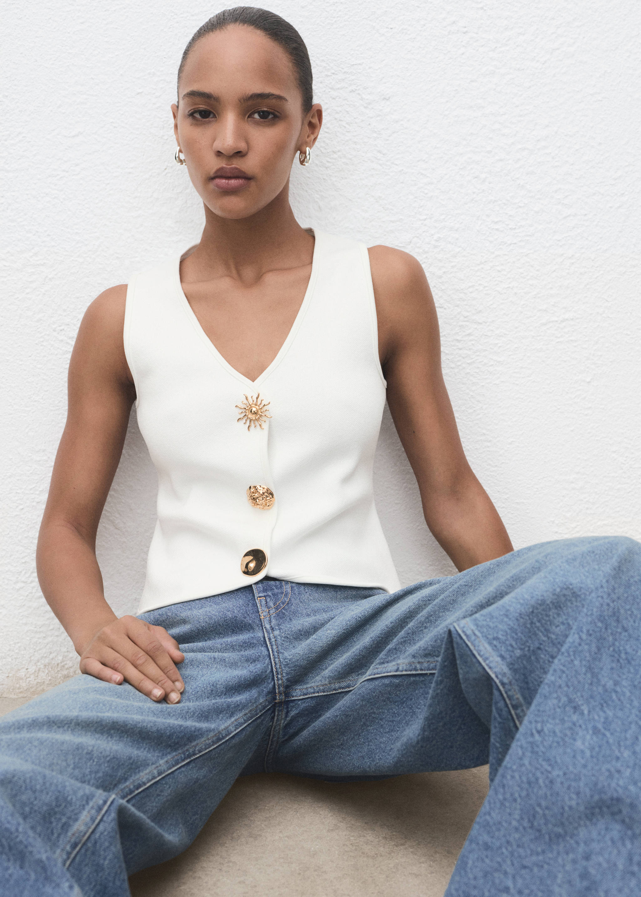 Knitted vest with jewel buttons - Details of the article 3