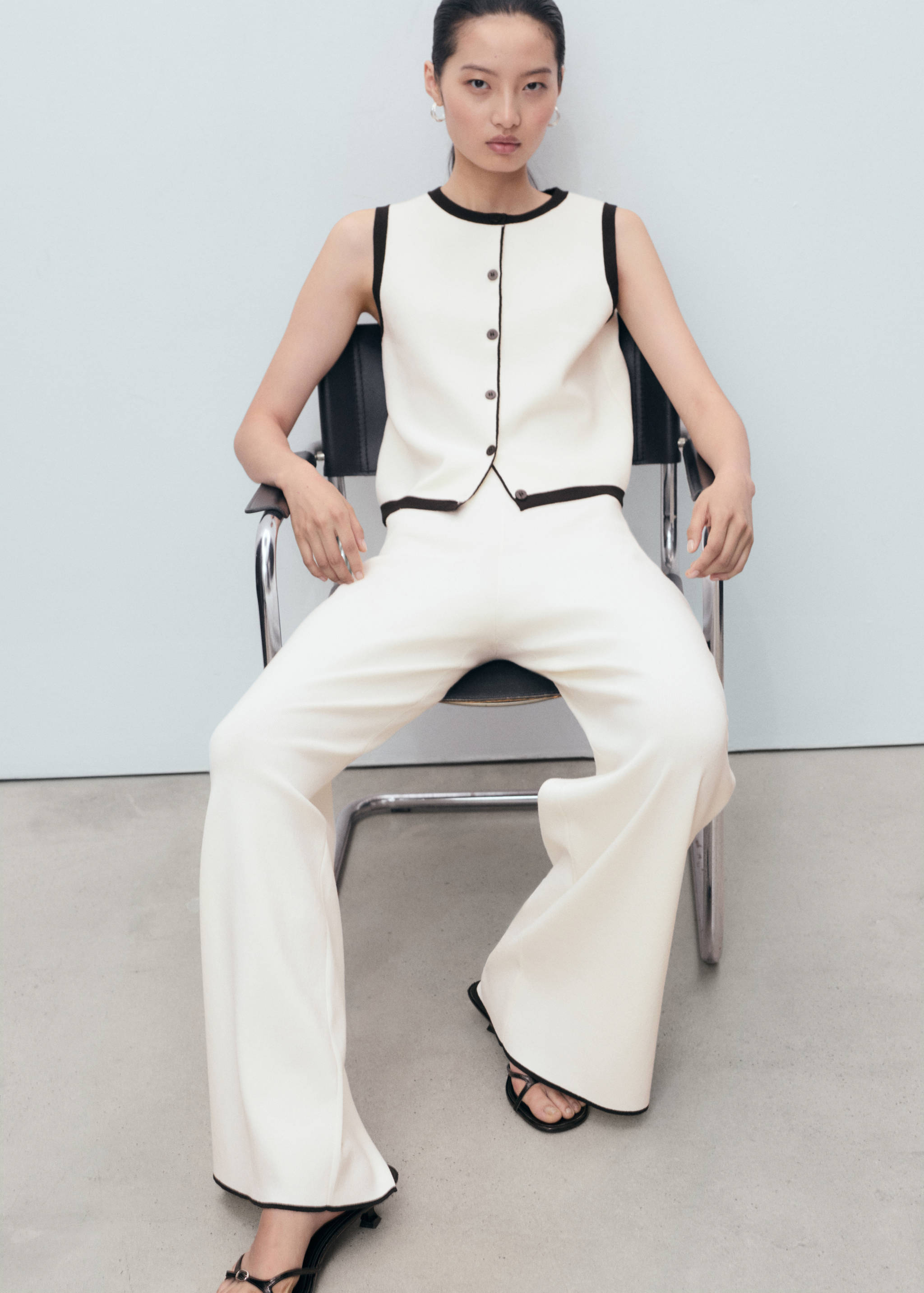 Contrasting low-rise knitted trousers - Details of the article 2