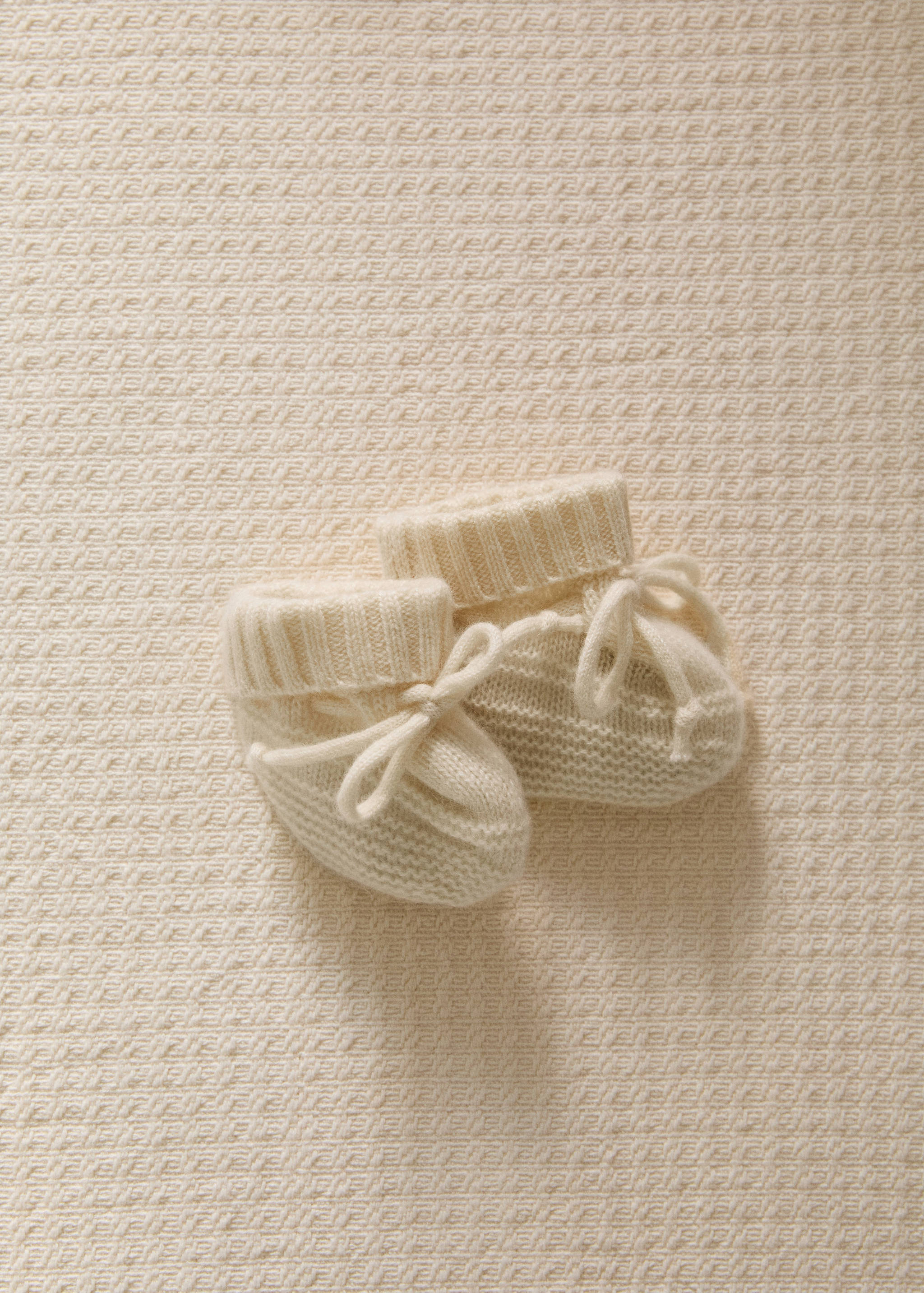 Knitted booties with bow - General plane