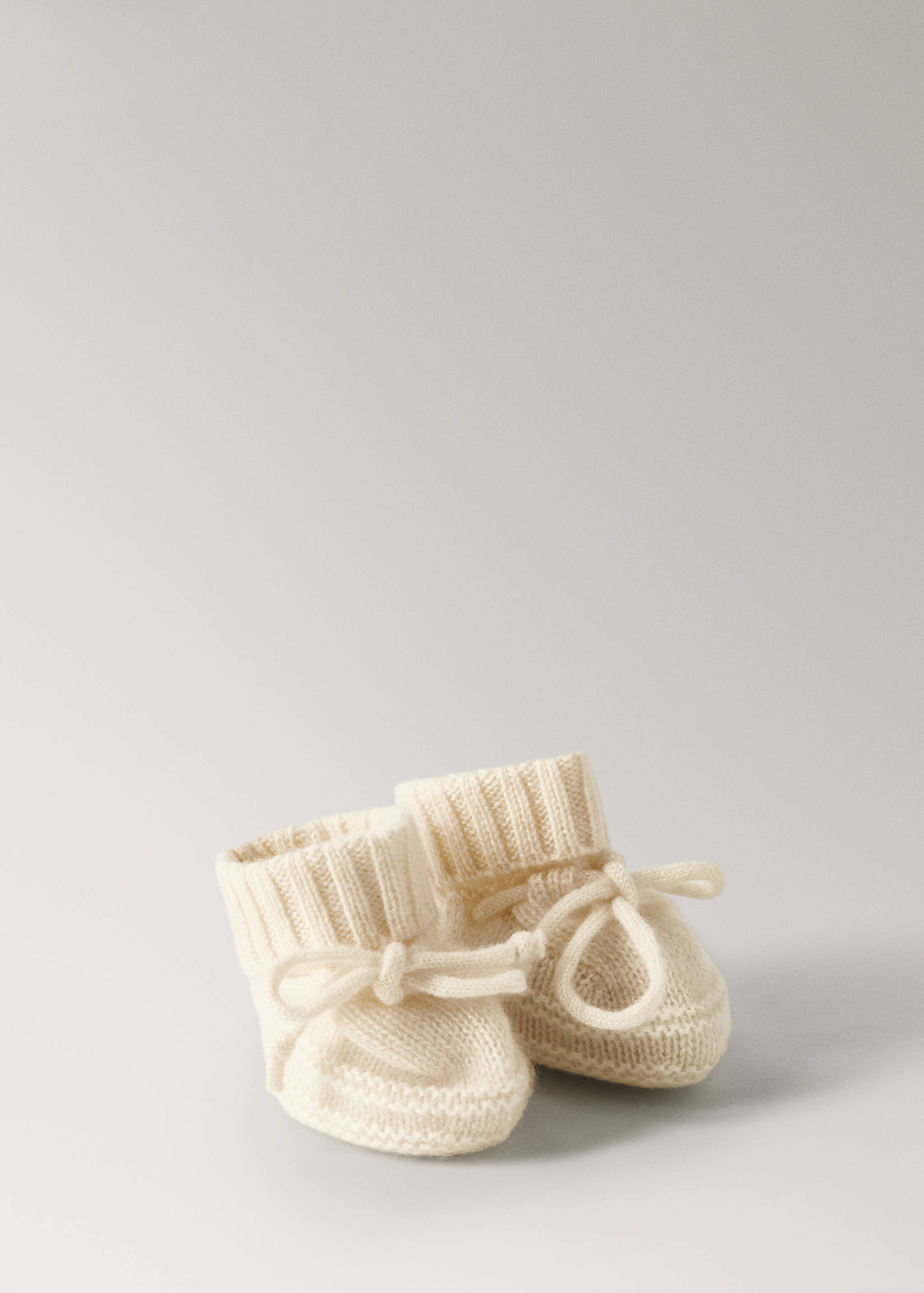 Knitted booties with bow - Details of the article 1