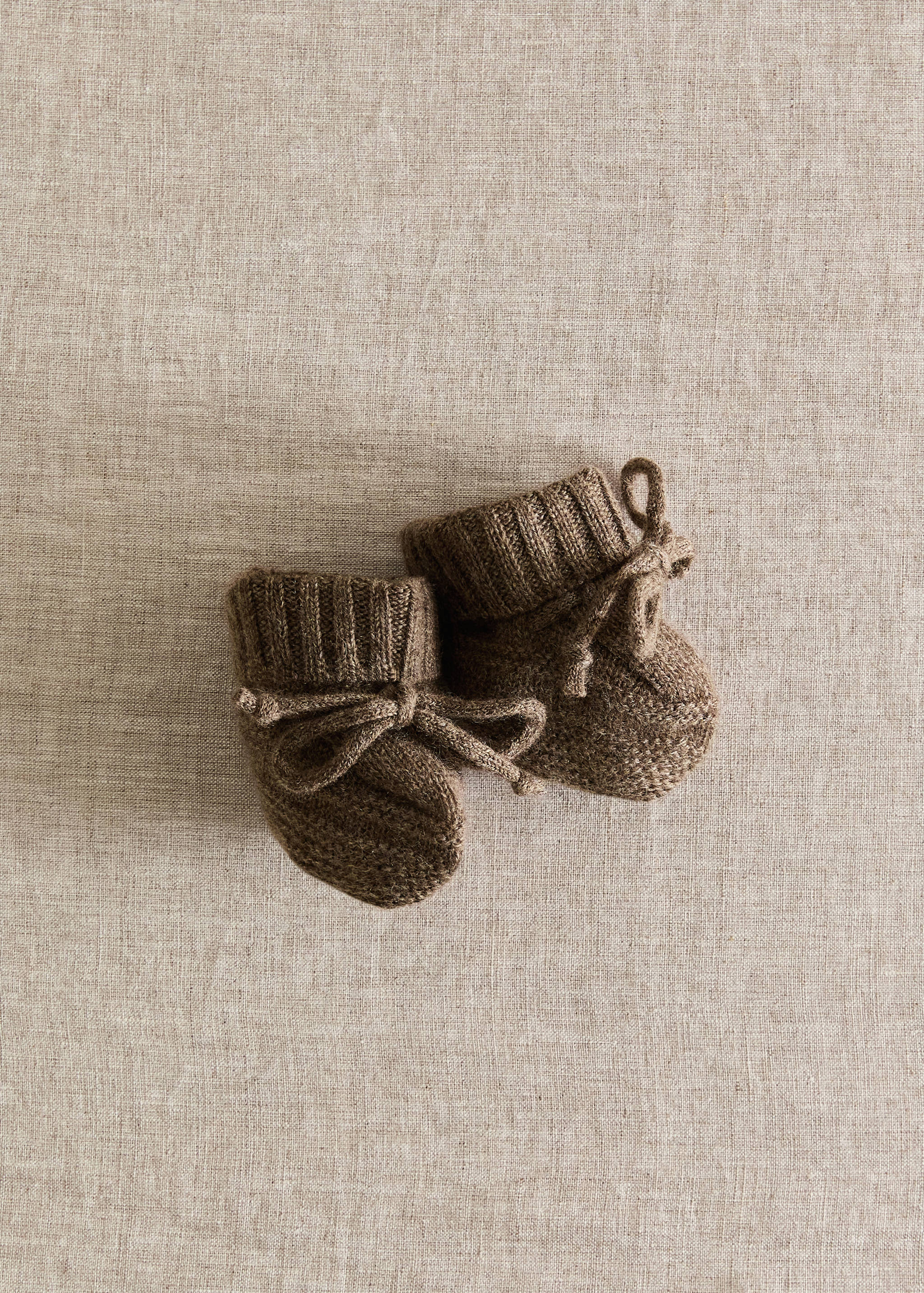 Gestrickte Babyschuhe mit Schleife - Allgemeine Ansicht