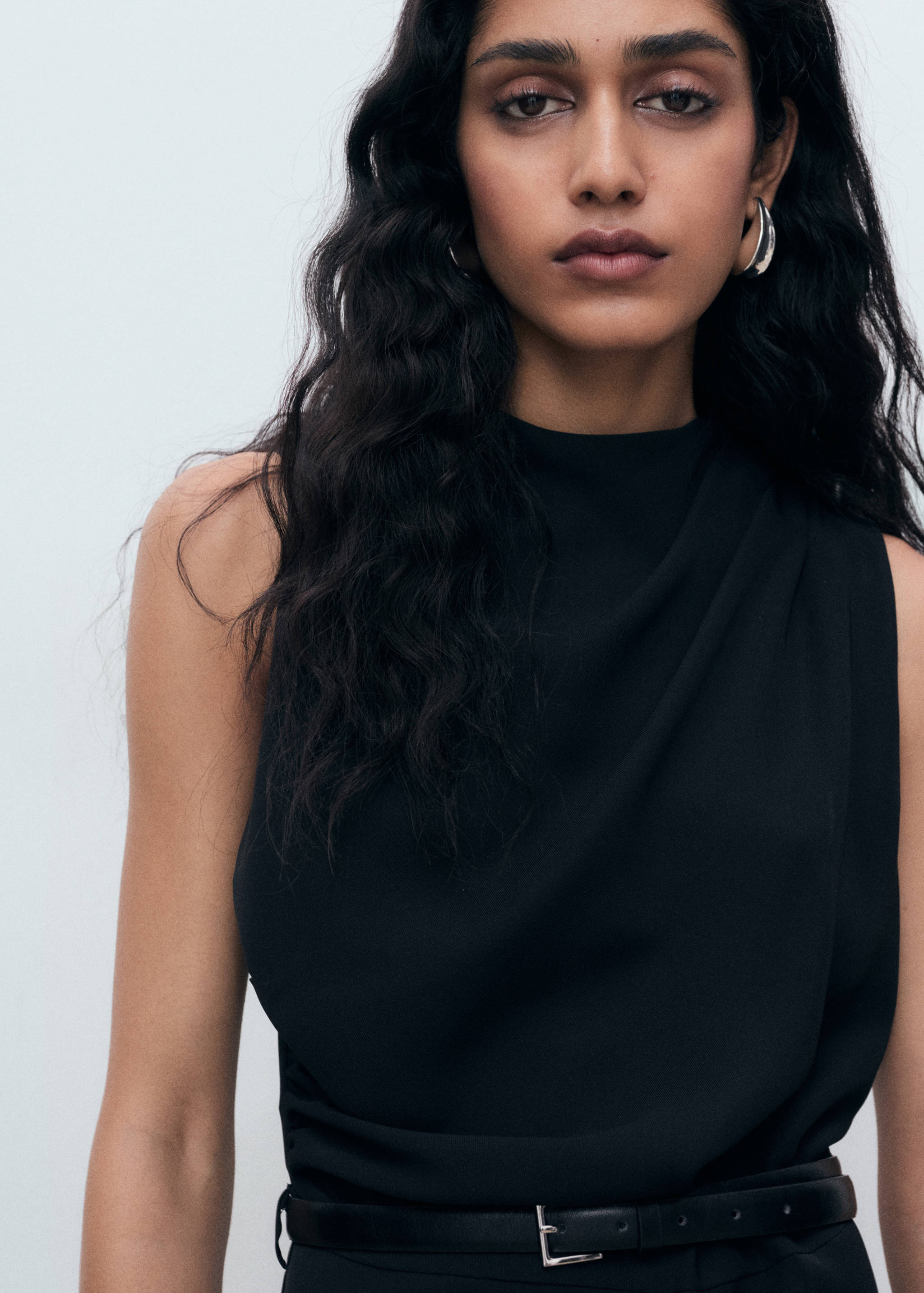 Langer Jumpsuit mit drapiertem Ausschnitt und Gürtel - Detail des Artikels 1