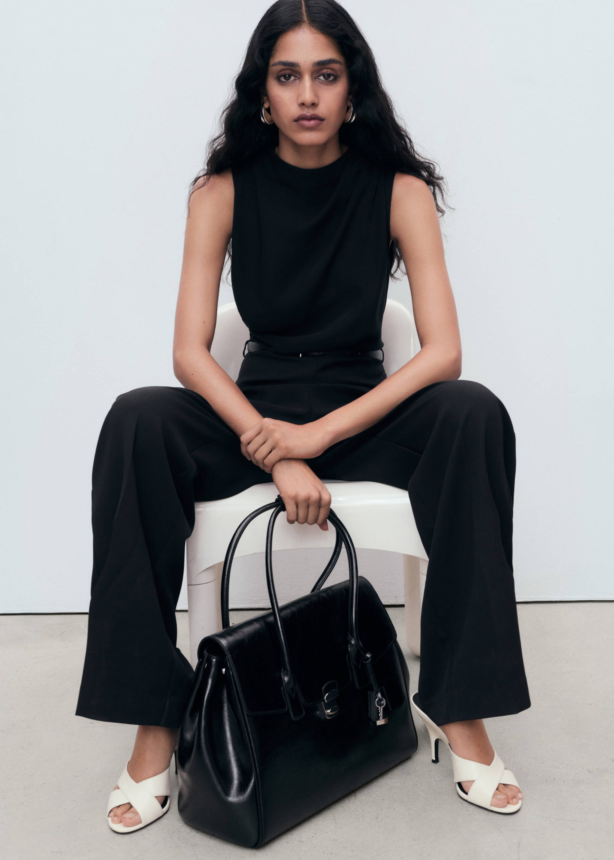 Langer Jumpsuit mit drapiertem Ausschnitt und Gürtel - Detail des Artikels 2