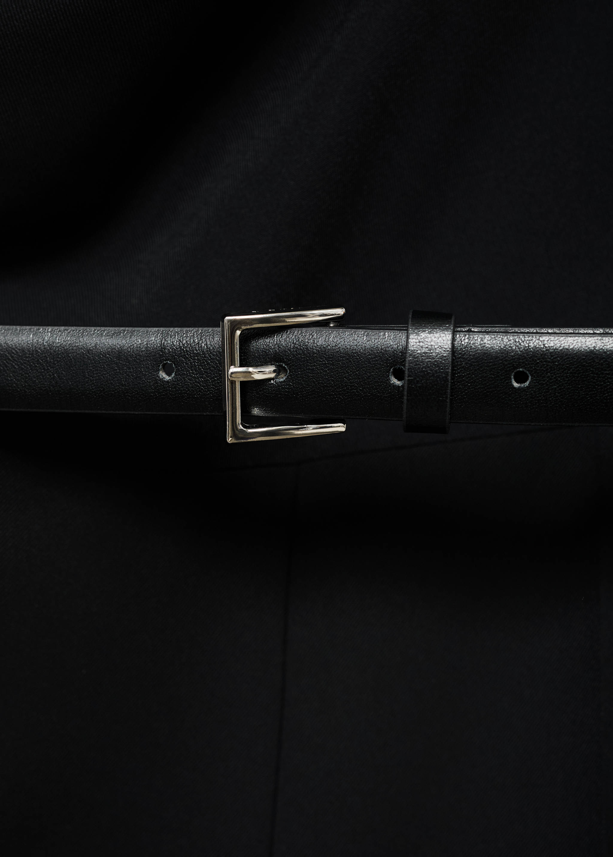 Langer Jumpsuit mit drapiertem Ausschnitt und Gürtel - Detail des Artikels 0