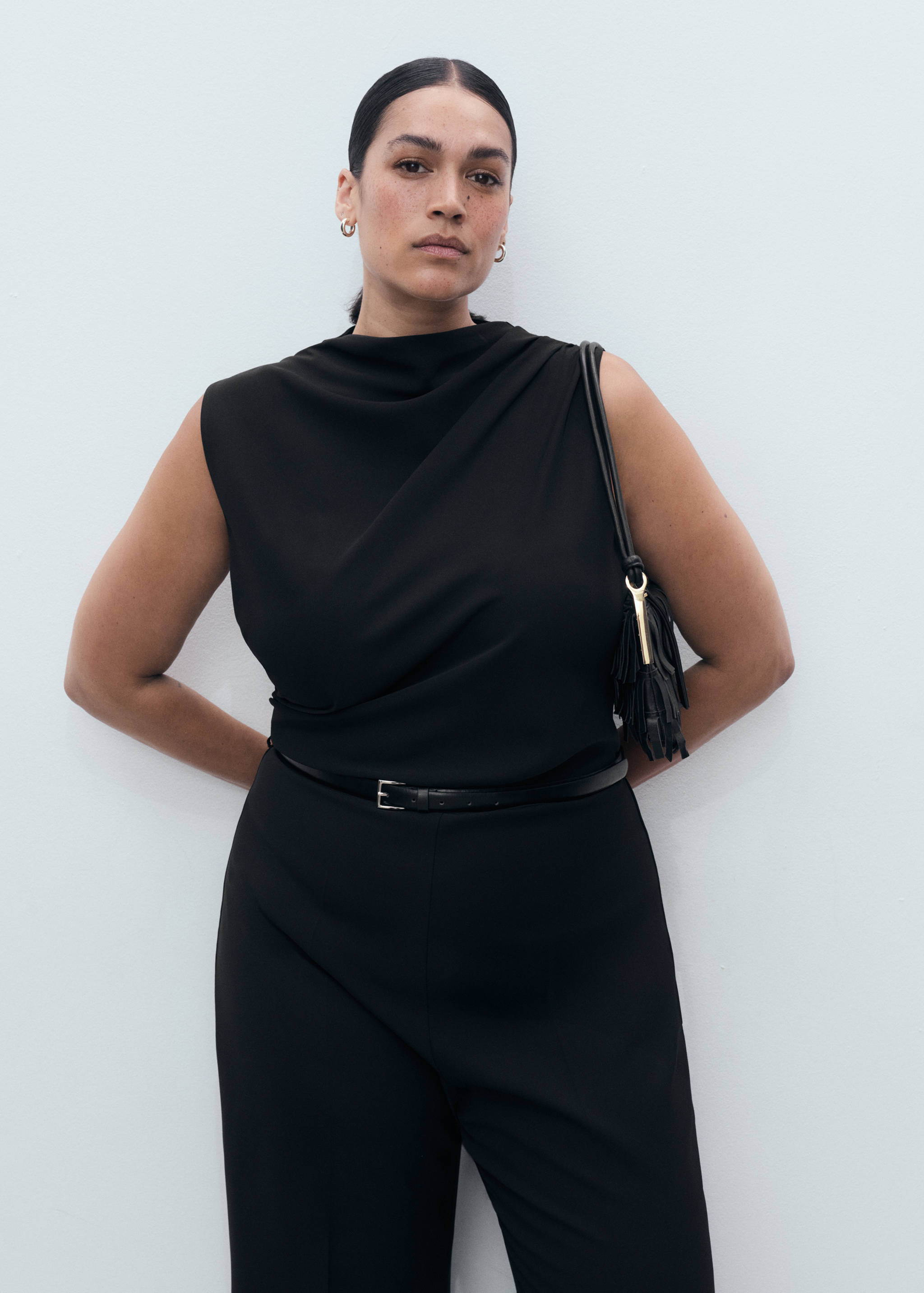 Langer Jumpsuit mit drapiertem Ausschnitt und Gürtel - Detail des Artikels 5