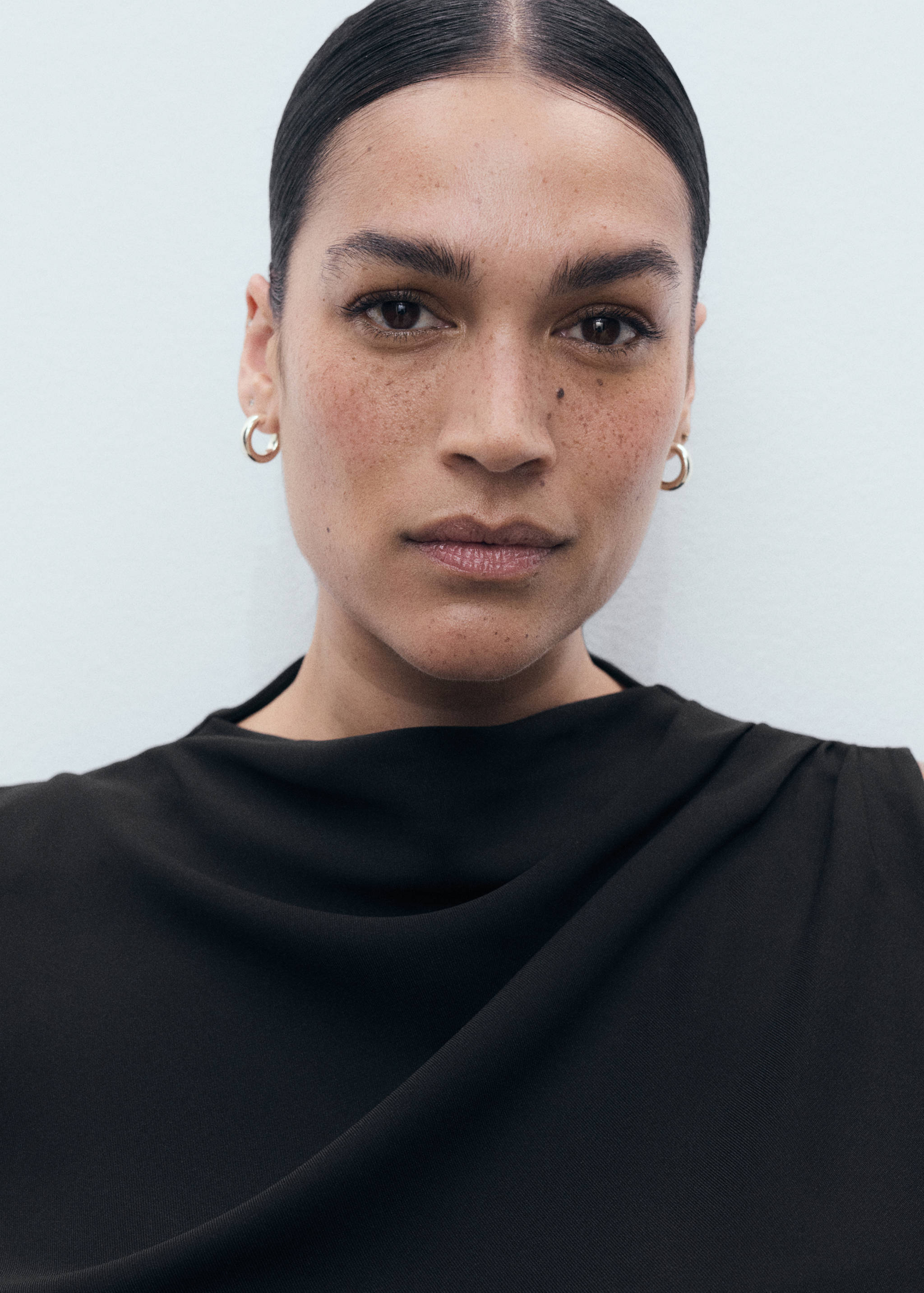 Langer Jumpsuit mit drapiertem Ausschnitt und Gürtel - Detail des Artikels 4