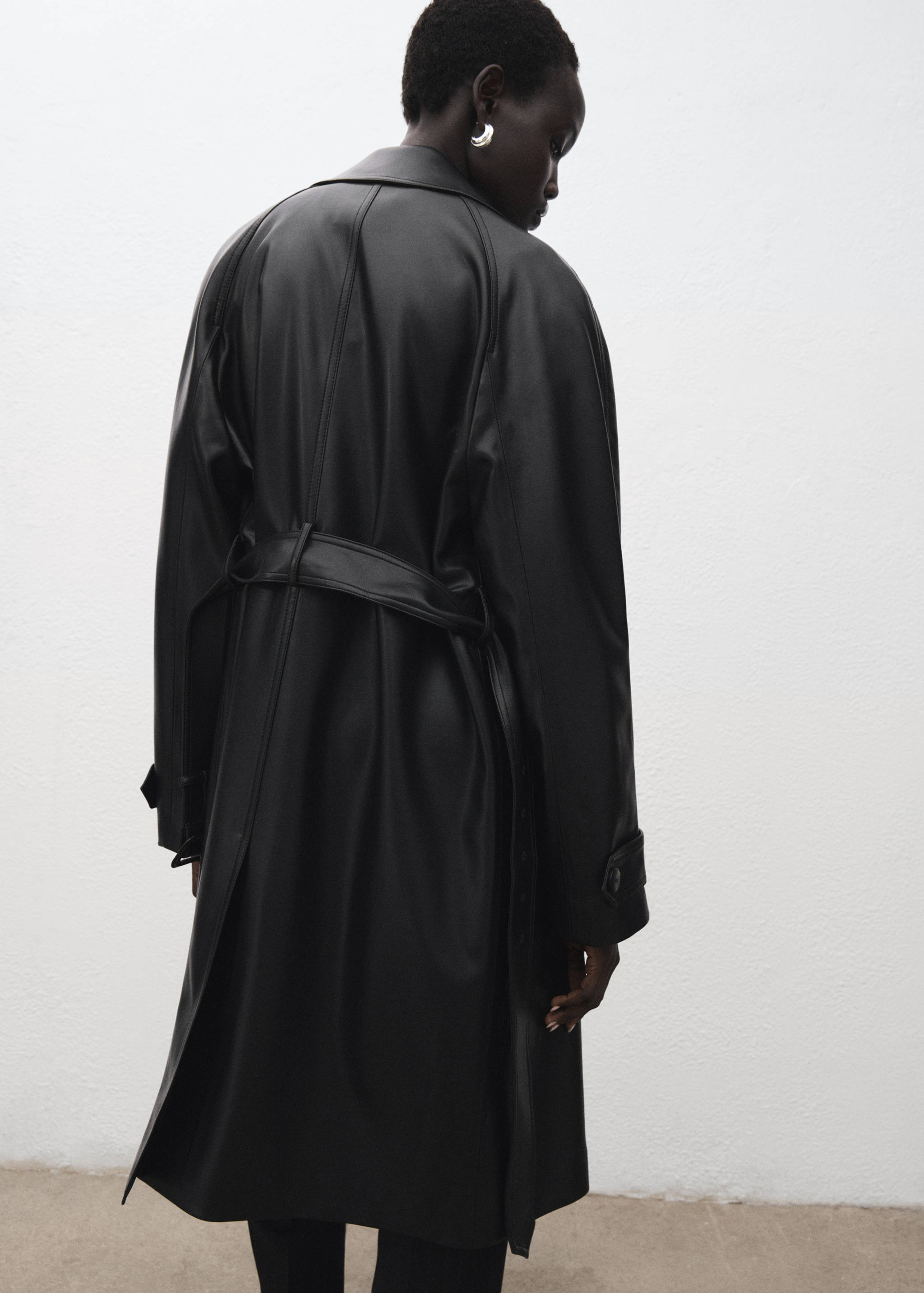 Long faux-leather trench coat with belt - Reverse of the article