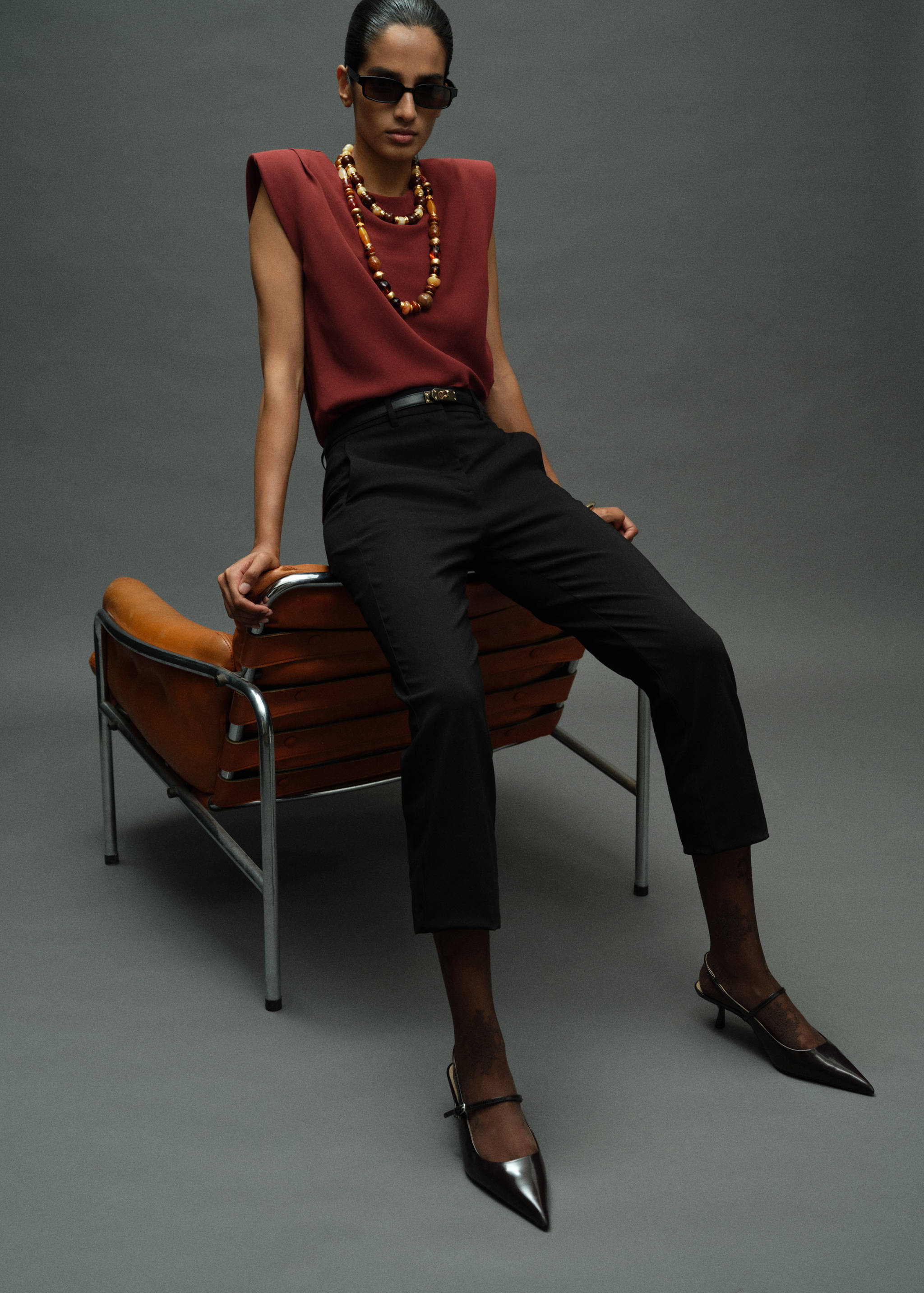 Bluzka z poduszkami na ramionach i marszczeniami - Plan ogólny