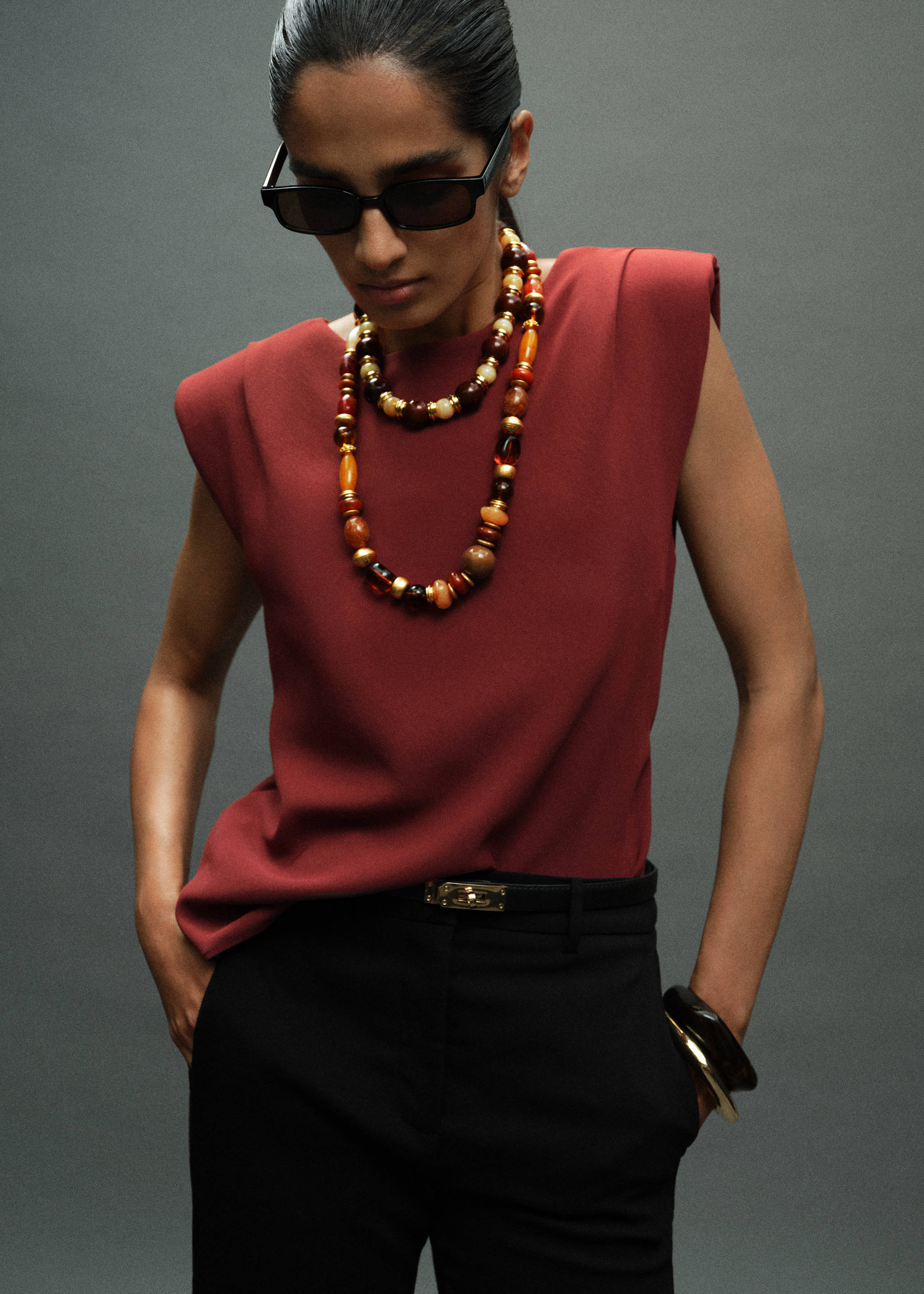 Bluzka z poduszkami na ramionach i marszczeniami - Plan średni