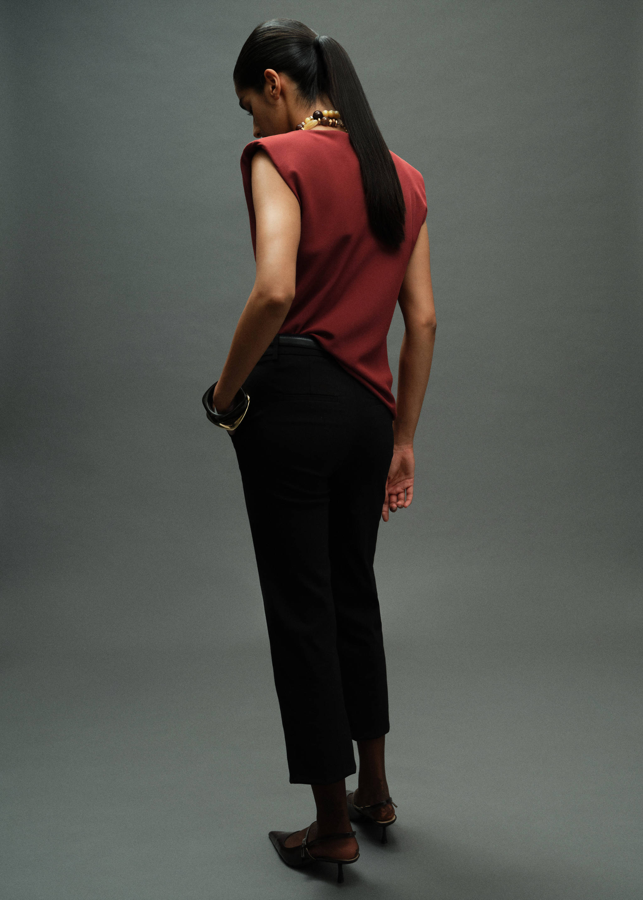 Bluzka z poduszkami na ramionach i marszczeniami - Tylna strona artykułu