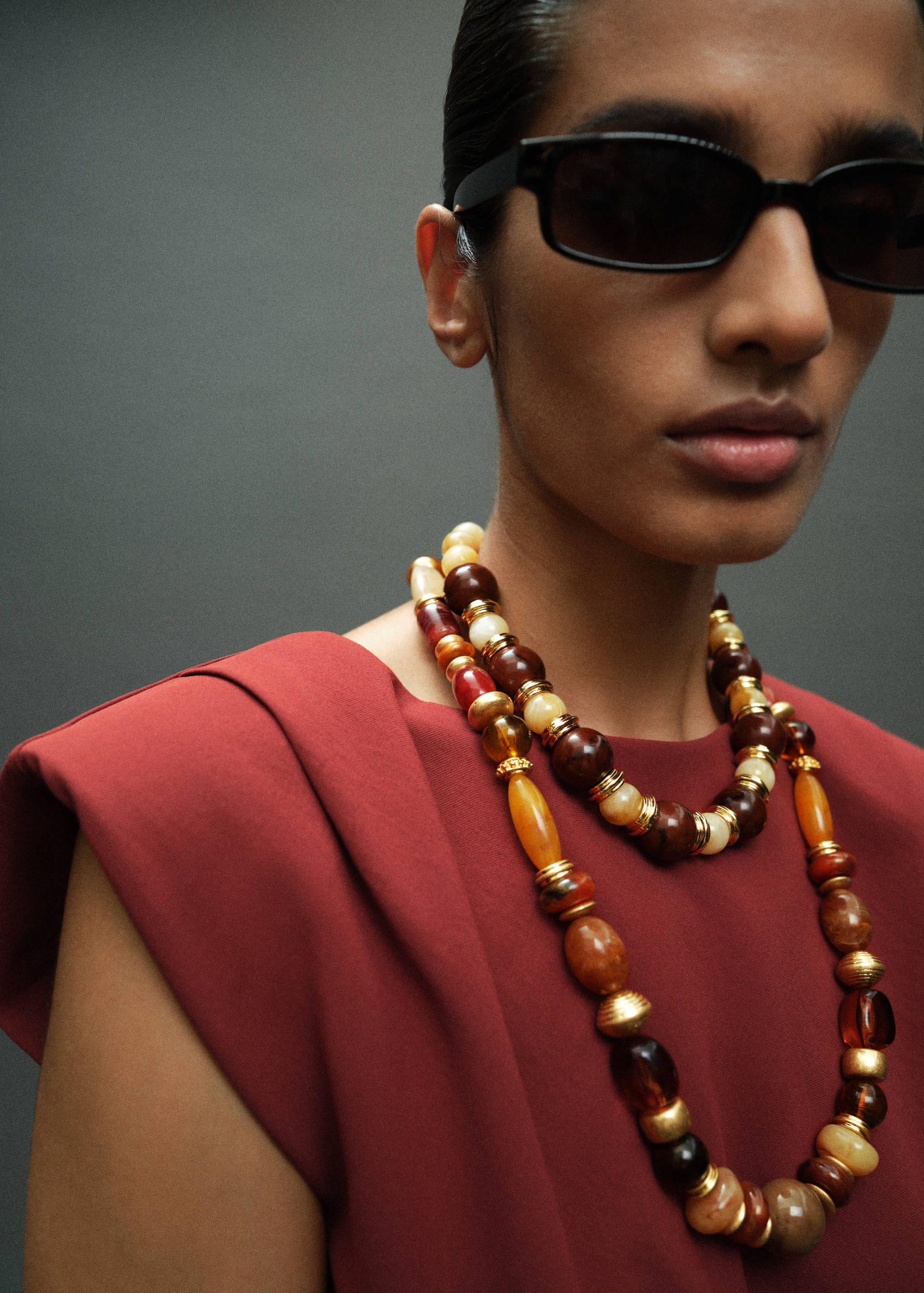 Bluzka z poduszkami na ramionach i marszczeniami - Szczegóły artykułu 1