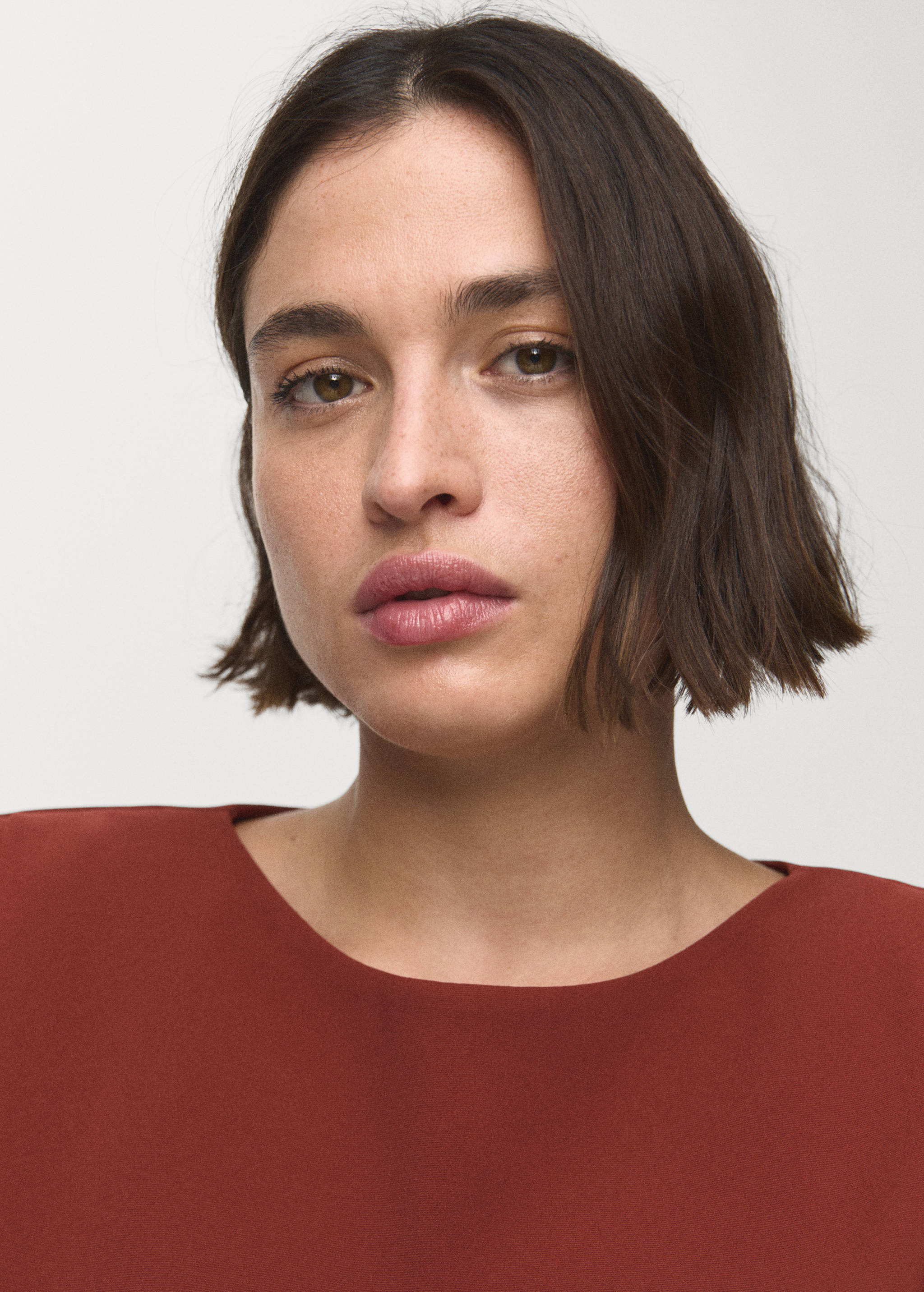 Bluzka z poduszkami na ramionach i marszczeniami - Szczegóły artykułu 4