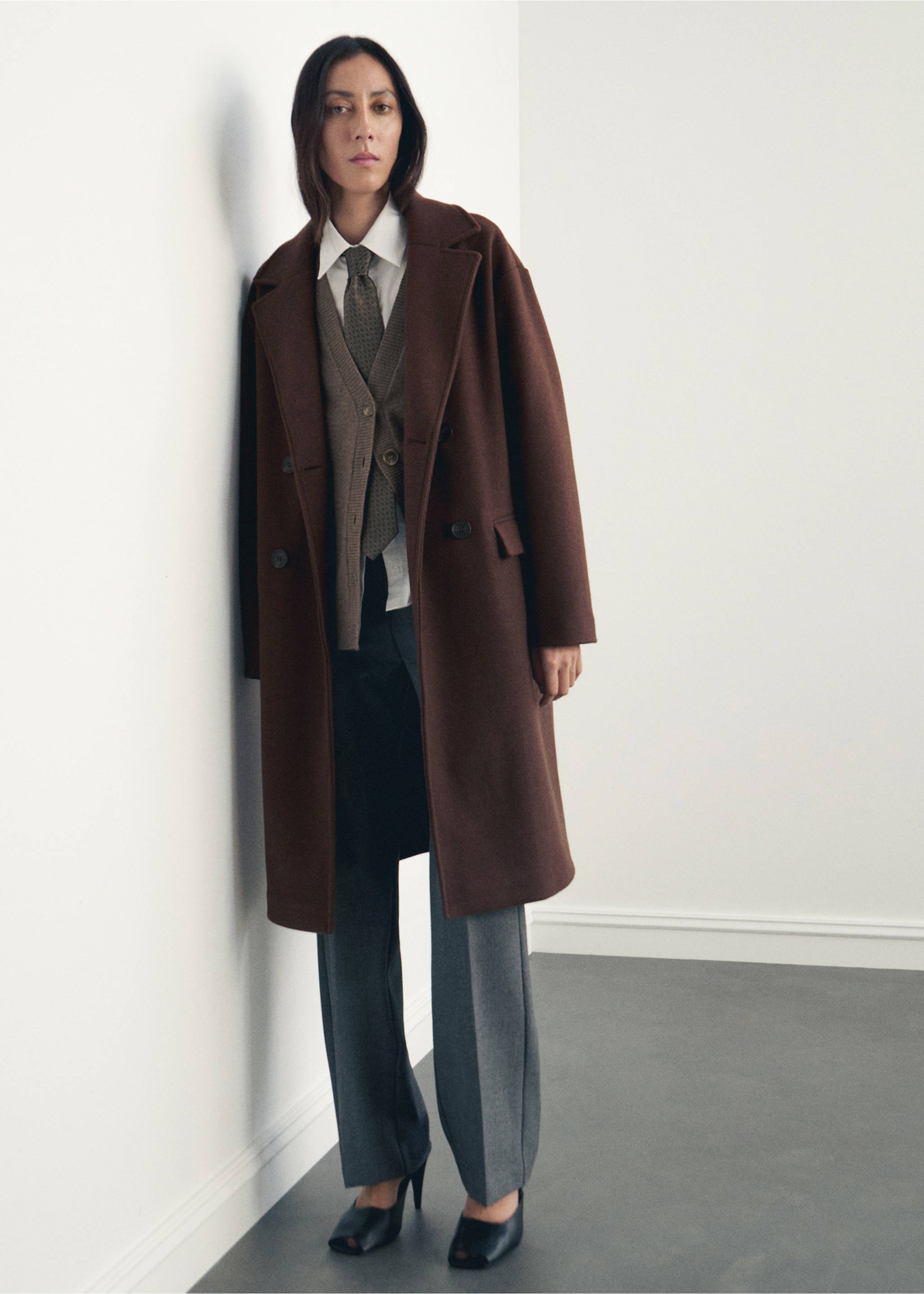 Brown double-breasted coat with notched lapels and mid-length cut., Brown. Ref: 17095812-00.
