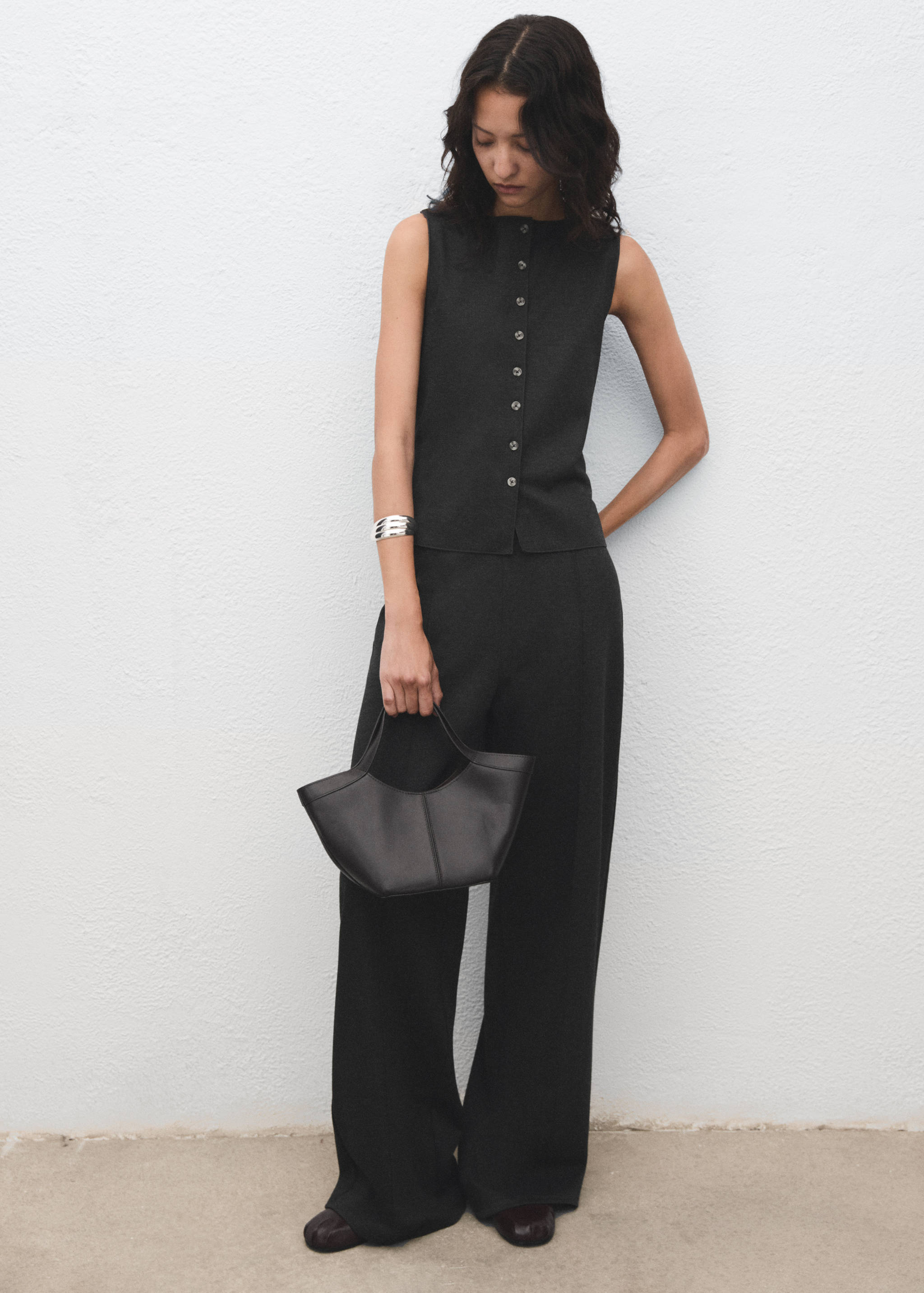 Round neck buttoned vest - General plane