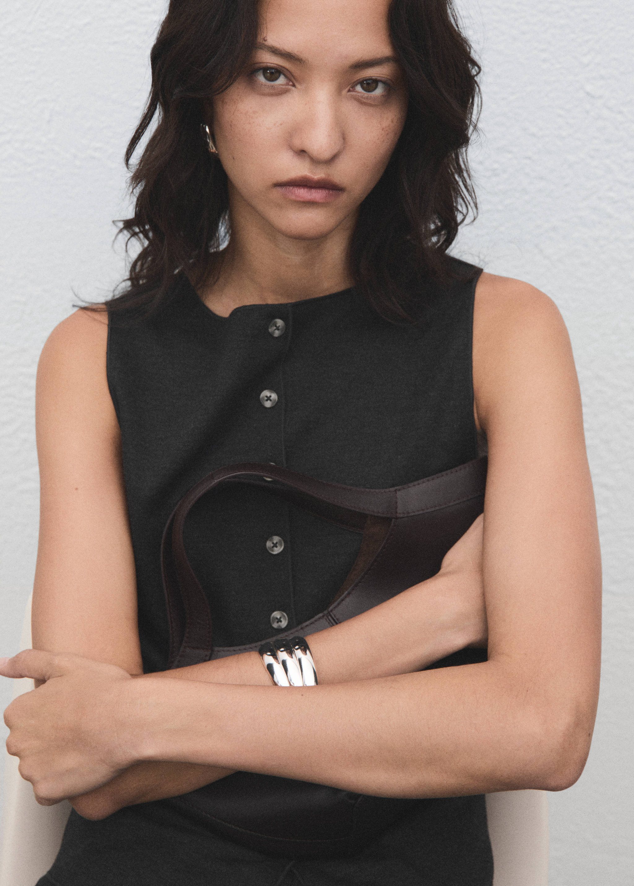 Round neck buttoned vest - Medium plane