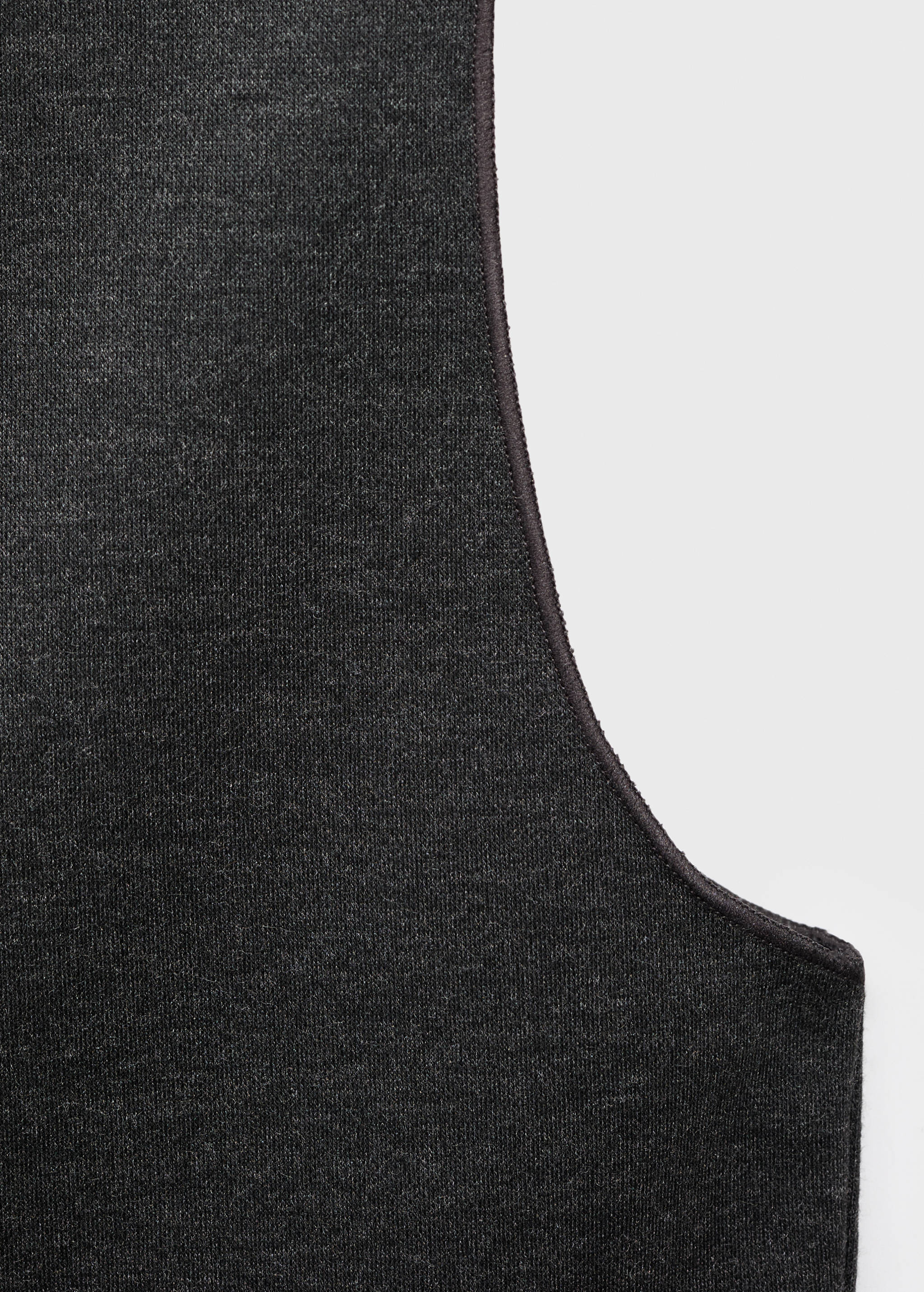 Round neck buttoned vest - Details of the article 0