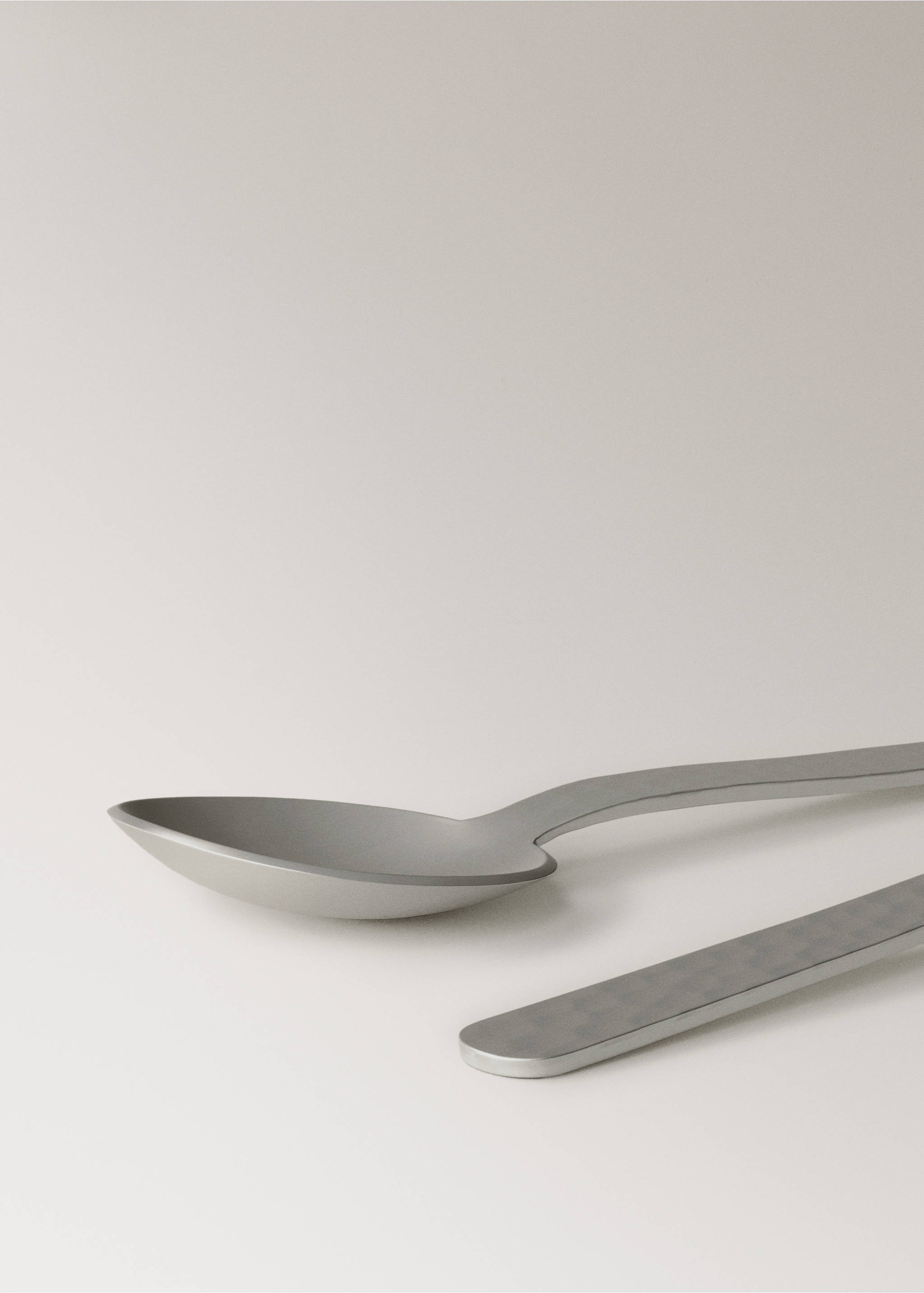 Set of 4 hammered stainless steel dessert spoons - Details of the article 2, Silver. Ref: 17095821-00.