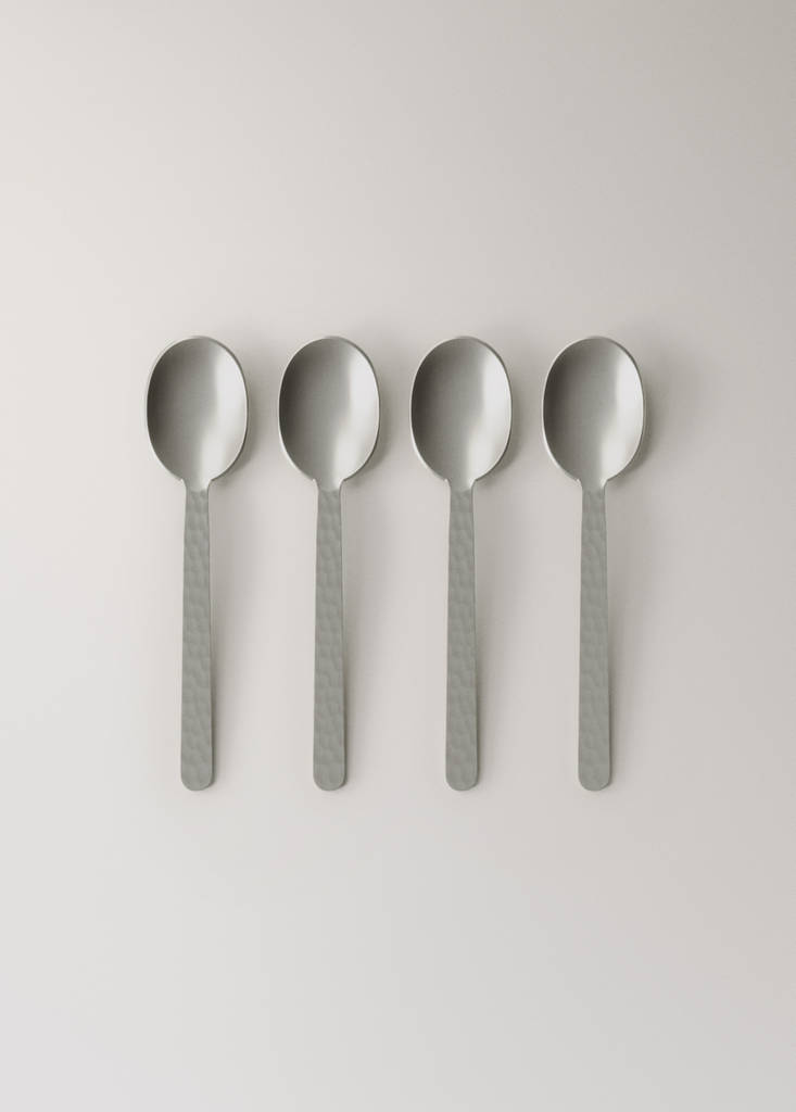 Set of 4 hammered stainless steel dessert spoons — Silver