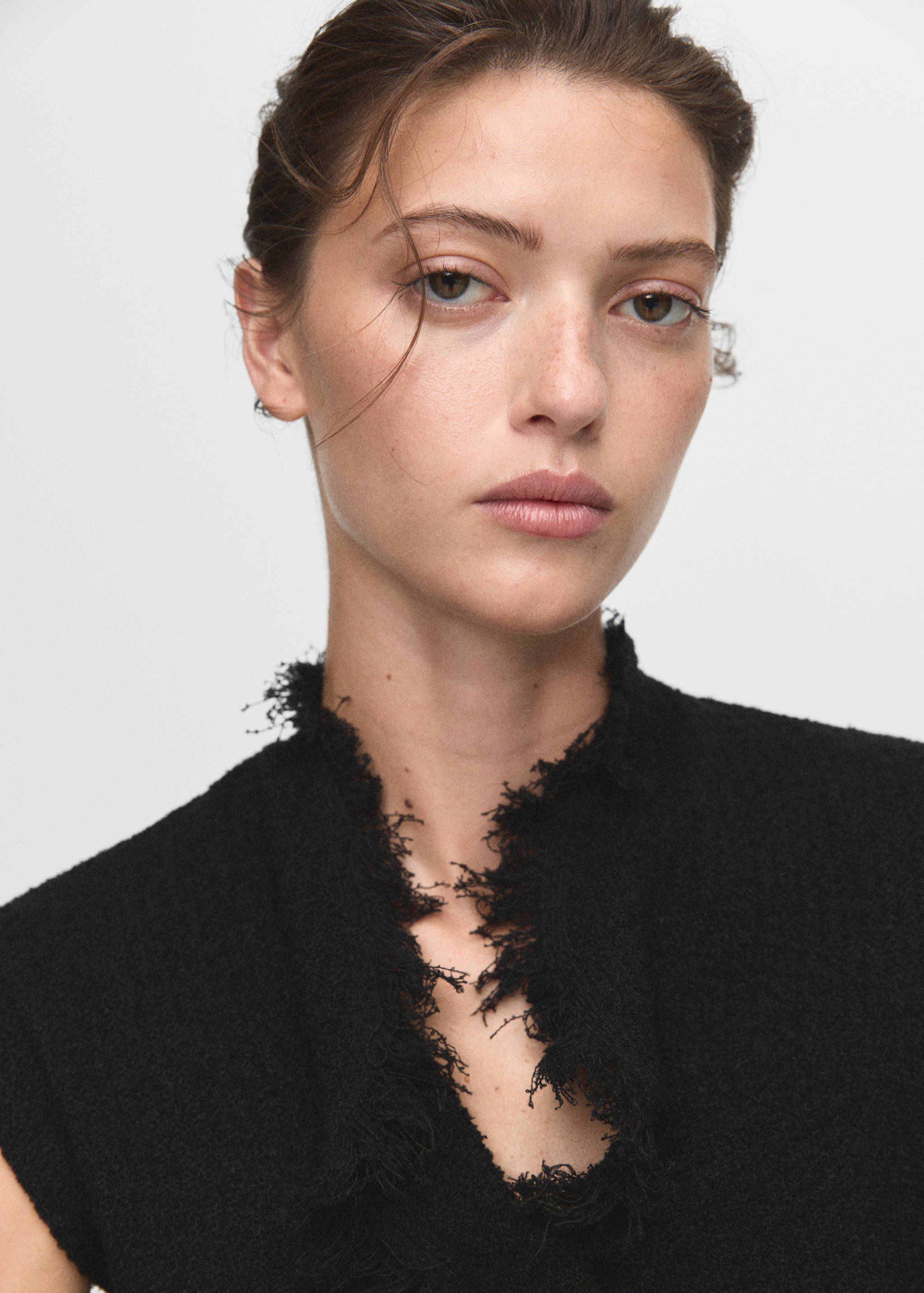 Crossover top with frayed trim - Details of the article 1