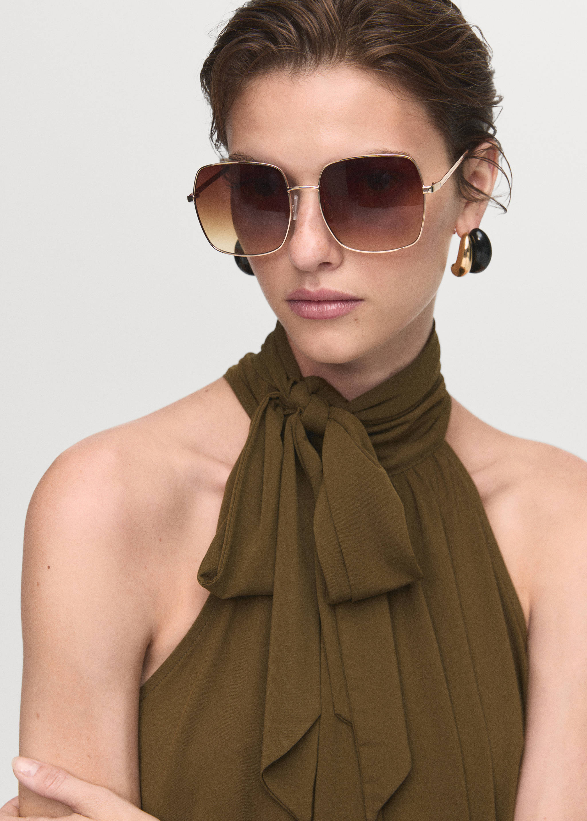 Halter top with bow - Details of the article 1